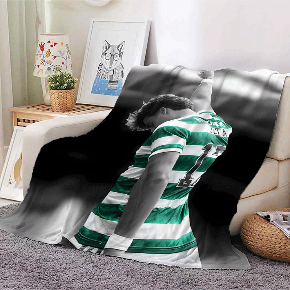 Keltisch-Fußballverein Spieler Heldenpose Themen Flanell Decke - Extra große gemütliche ganzjährige Polyester Wurfdecke für Bett und Sofa, modernes geometrisches Muster, Digitaldruck, maschinenwaschbar, geeignet für Reisen, Camping und Schlafen, einzigartiges Feriengeschenk