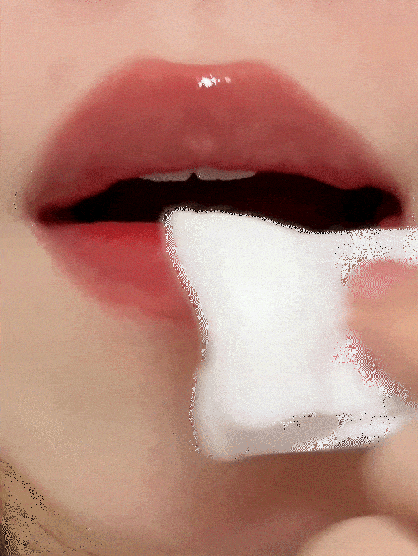 COLORKEY 蜂蜜唇油，水波纹质地，修护唇纹，液体唇膏，防止嘴唇干燥皲裂，保湿唇彩，高光泽，不粘腻，滋养唇部，淡化唇纹，呵护双唇，打造精致唇妆。化妆品品牌产品，适合女性和女孩，是秋冬季节的理想之选，可打造拿铁妆、Y2K妆、90年代妆、酷女孩妆、唇妆搭配、新娘妆、情人节妆容。 - P032 Lychee Bounce - 查看 2