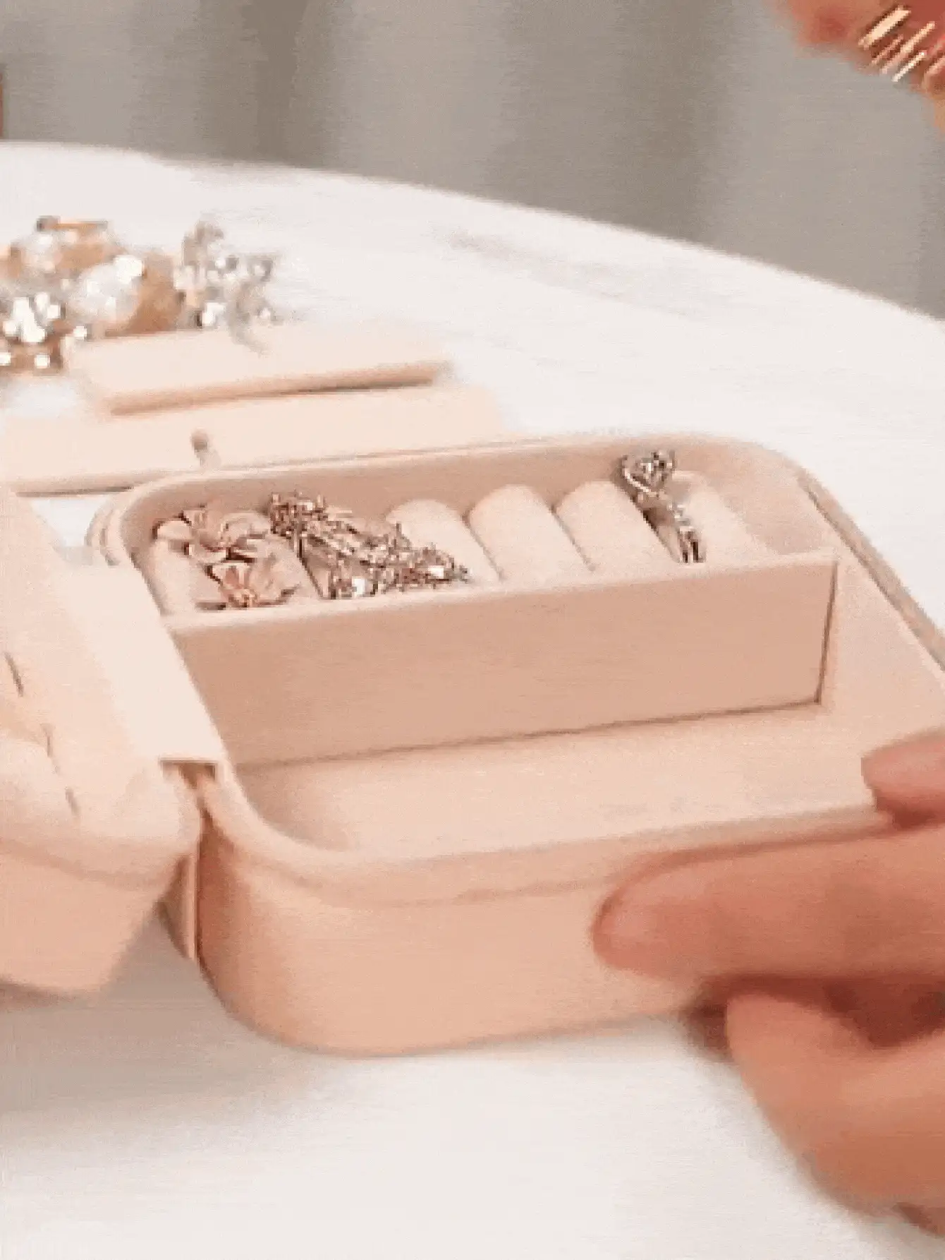 1个便携式首饰盒，女士小型首饰盒，简约家居首饰收纳盒，旅行整理盒，优雅迷你拉链首饰盒，可收纳耳环、戒指、项链、手镯。便携式化妆包，可爱化妆包，返校必备，难忘的节日礼物，复活节礼物，伴娘礼物，夏季旅行必备，旅行配件，旅行必备，双层便携式迷你展示收纳盒，邮轮旅行必备，返校用品。