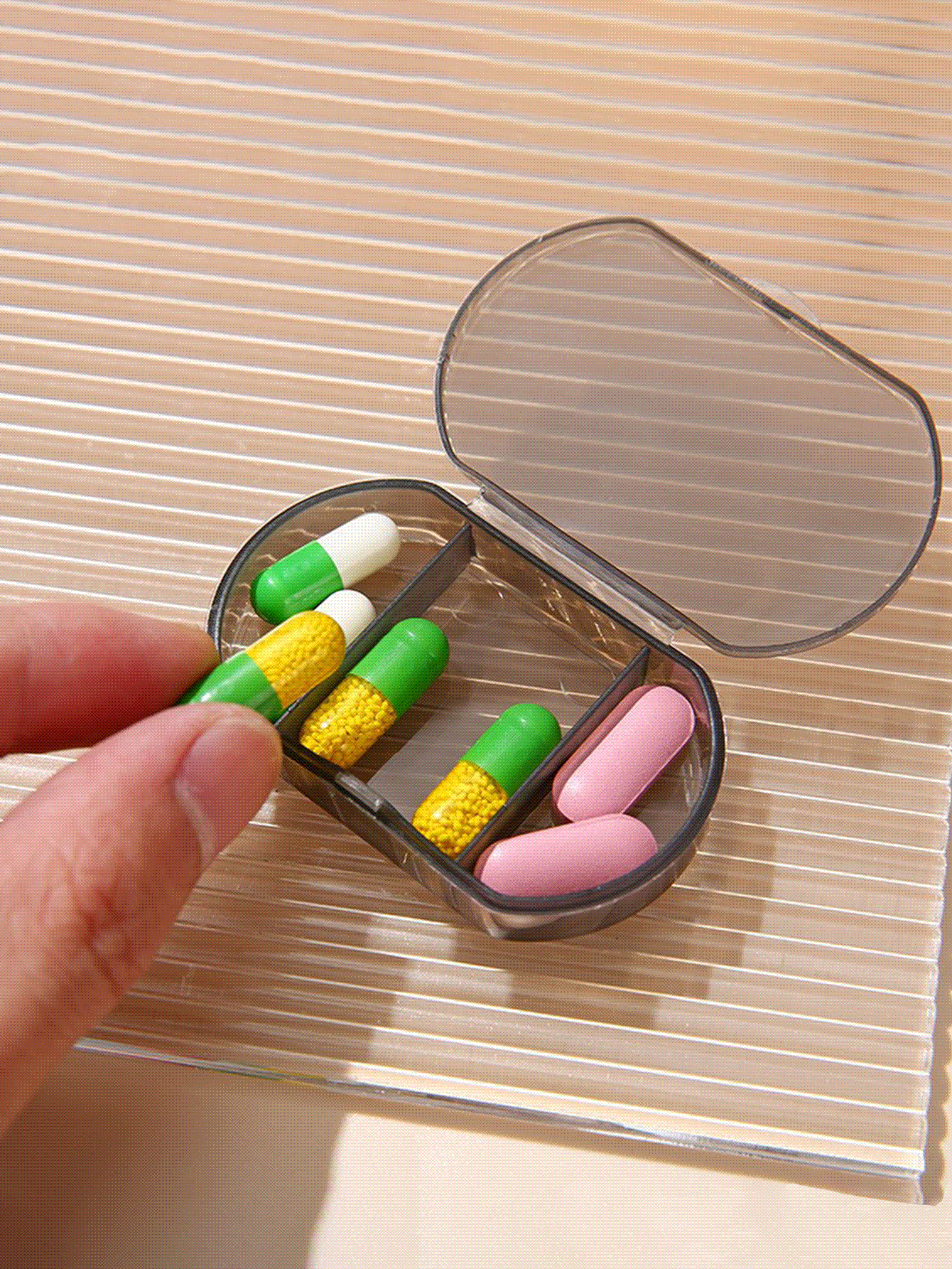 1 pieza/3 piezas Caja de pastillas transparente mini con tres compartimentos, caja de almacenamiento de medicamentos a prueba de humedad para viajes con 3 compartimentos, organizador de pastillas semanal portátil para viajes, hogar, escuela, universidad, bolso, vitaminas, aceite de pescado, medicamentos - Multicolor - Añade 2