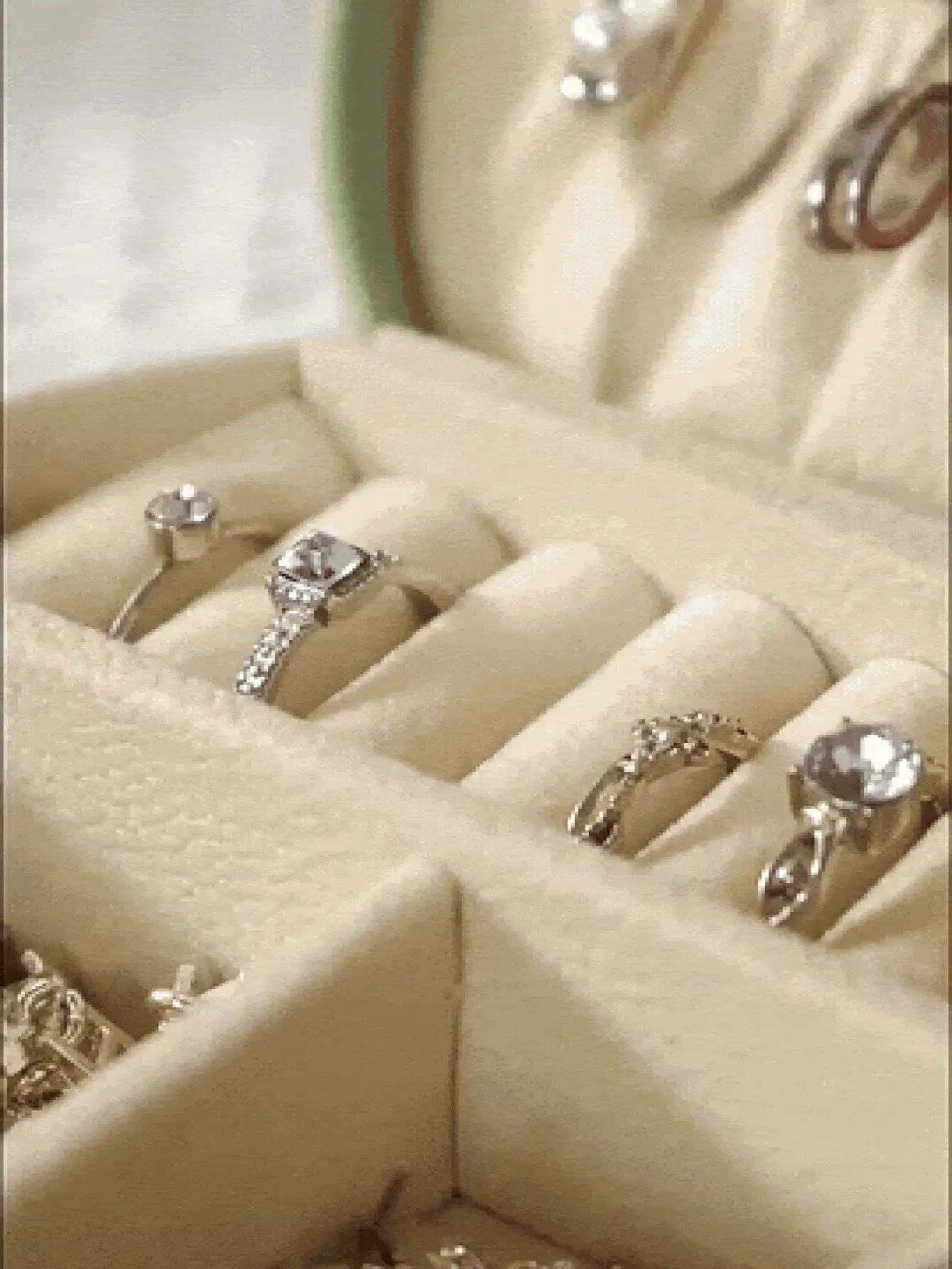 1个便携式首饰盒，女士小巧首饰盒，简约家居首饰收纳盒，旅行收纳盒，精致迷你收纳盒，旅行首饰拉链盒，可收纳耳环、戒指、项链、手镯。便携式化妆包，可爱化妆包，返校必备，难忘的节日礼物，复活节礼物，伴娘礼物，夏季旅行必备，旅行配件，旅行必备，双层便携式迷你展示收纳盒，邮轮旅行必备。 - 彩色 - 查看 3