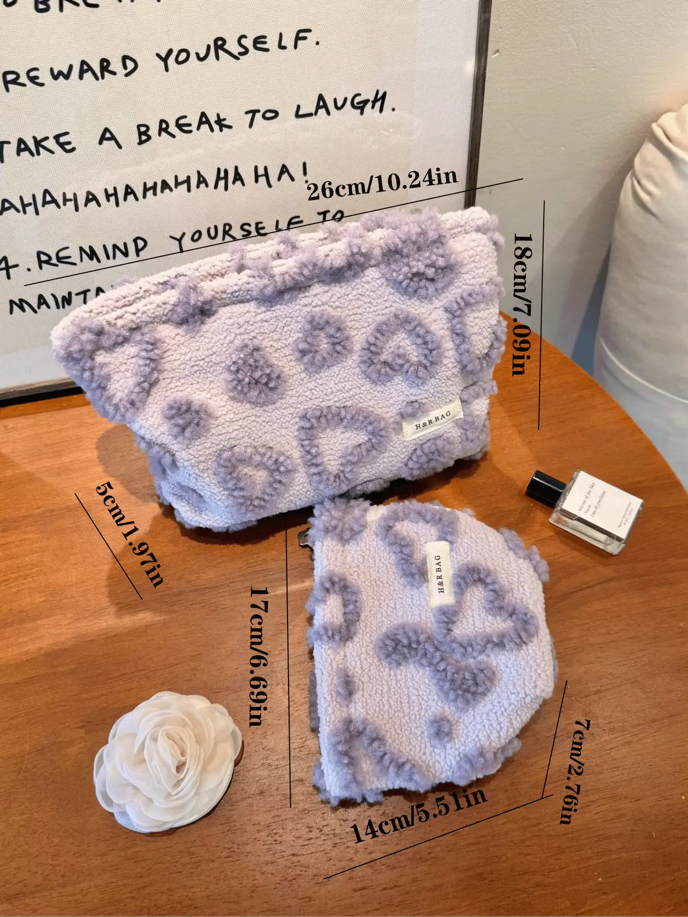 1个紫色爱心绒毛化妆包，简约多功能化妆包，拉链大开口便携旅行收纳包。这款化妆包可收纳化妆品、口红、卫生巾、化妆刷、硬币、钥匙、耳机、耳塞、耳机线等。也可作手拿包或口袋包使用，是送给女性的理想礼物，也适合作为圣诞节或女士礼物。化妆包，旅行必备。 - 紫丁香色 - 查看 5