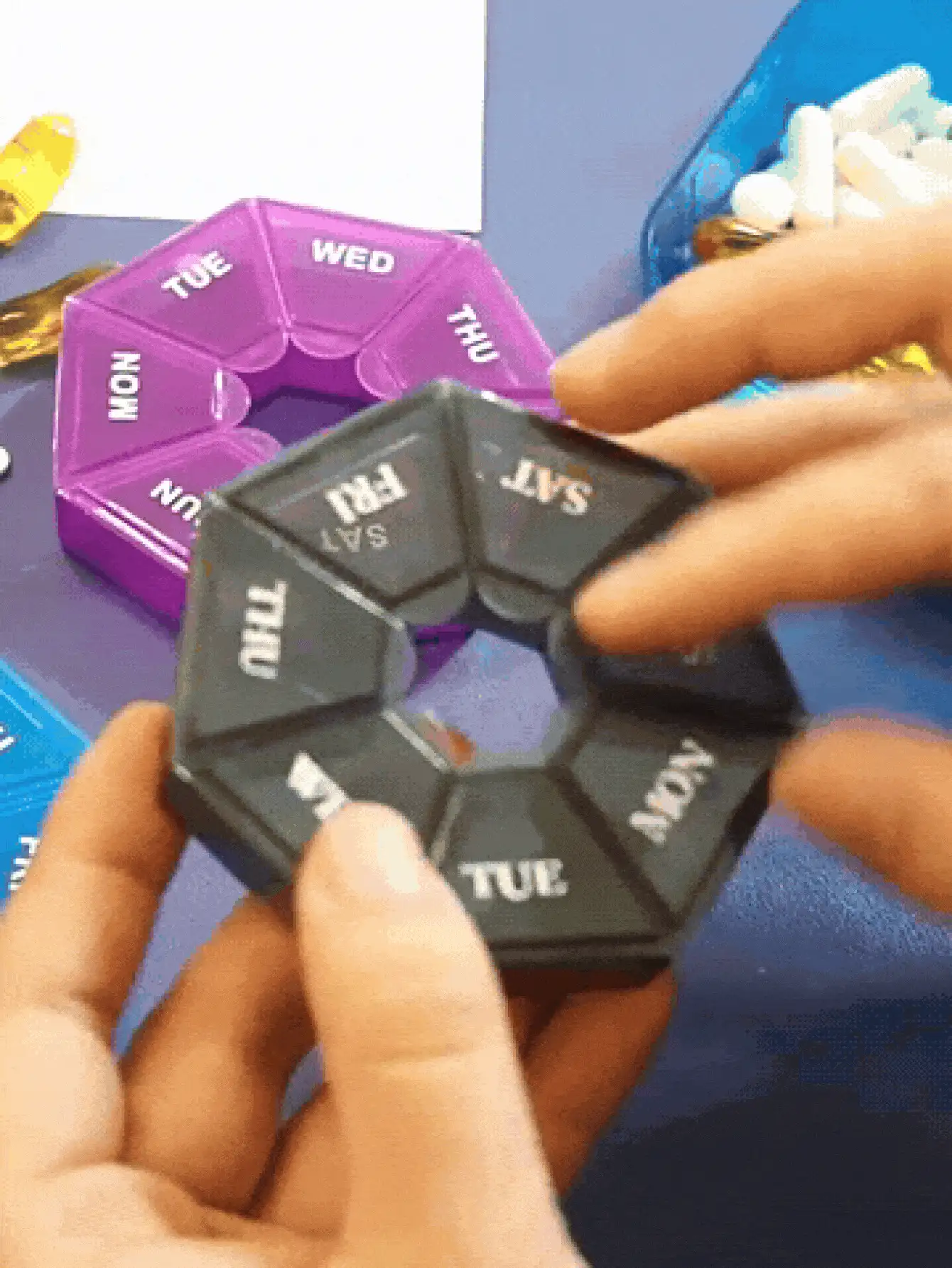 Portable 7-Day Pill Box Weekly 7-Grid Pill Storage Box Round Tablet Storage Box Portable And Sealable Tablet Finishing Box For Vitamins And Pills Travel Medicine Split Packaging Pill Box Suitable For Outdoor Travel And Office Travel Essential For Men And Women Travel Essentials Travel Accessories Travel Must Haves Beach Vacation Summer Holiday School Accessories Back To School Supplies Stuff