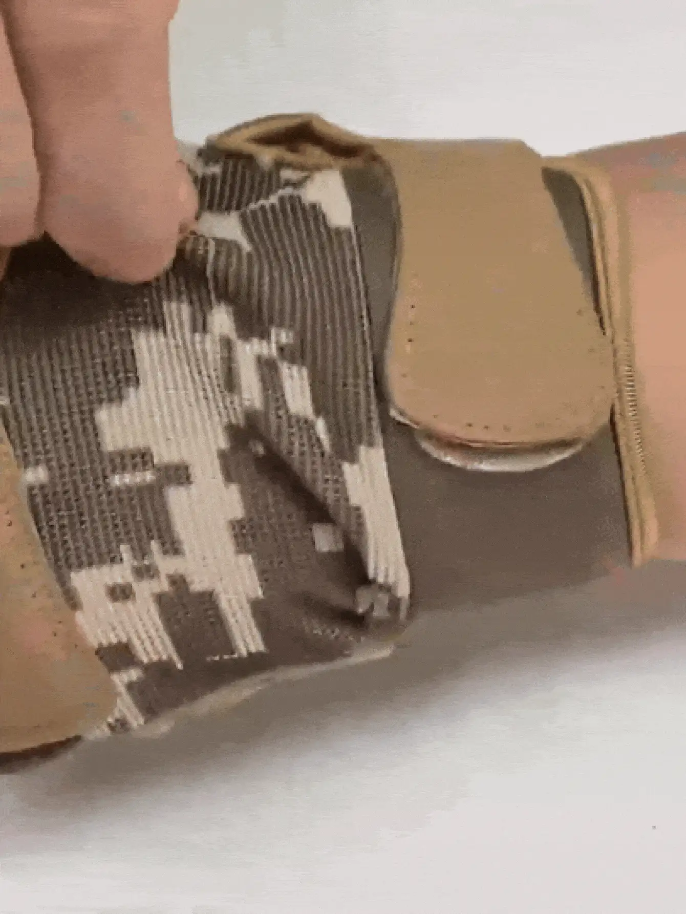 指关节保护露指手套，轻便露指战术手套，透气摩托车手套，男女通用，军用手套，适合户外射击、狩猎、摩托车骑行、攀岩、骑行、徒步旅行、滑雪、露营、运动健身等活动。 - 彩色 - 查看 9