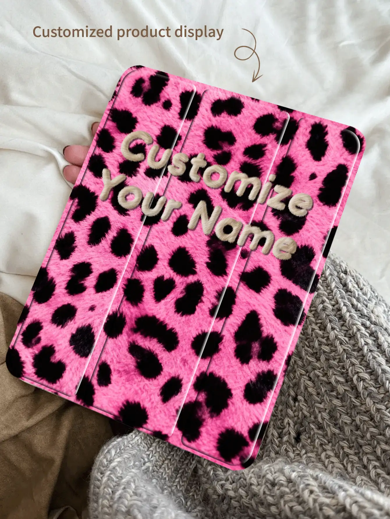 1个透明笔槽式紫红色豹纹印花平板电脑保护套,可定制文字,兼容iPad Mini 4/Mini 5/Mini 6/Air/Air 2/9.7/10.2/10.5/Air 4/Air 5/10.9/Pro 11英寸/第十代/iPad Air 11英寸(M2)-2024、Galaxy Tab A8 10.5英寸(2022款),彩色印刷清晰,TPU软边保护,内置笔槽,三折支架,磁吸式睡眠/唤醒功能,简约个性化创意品牌平板电脑保护套。产品不包含触控笔。注意:最终字体样式以效果图为准。 - 彩色 - 查看 2