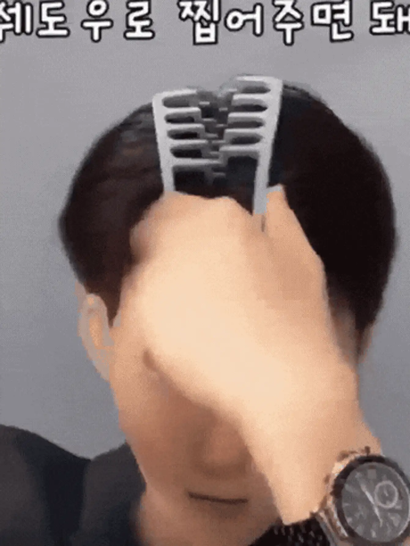 1支丰盈美发梳 - 自然卷发造型工具，提升发根蓬松度，遮盖发缝，令细软发质更显丰盈。宽齿梳轻松梳开打结的头发，耐热材质，方便造型。解决细软扁塌发质问题。适合作为秘密圣诞老人礼物、情人节礼物、圣诞袜礼物、个性化礼物或送给女性的圣诞礼物。