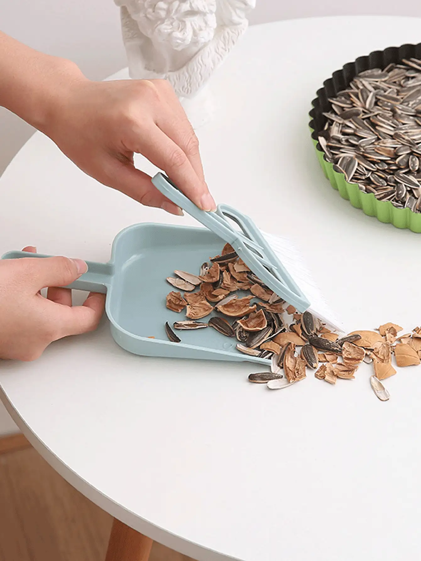 Mini Dustpan & Broom Set - Lightweight & Compact Design, Countertop Cleaning Tools, Pet Professional Cleaning Tools For Guinea Pigs And Hamsters Small Animal, Pet Cage Cleaning Maintenance, Broom Accessories, Pet Cleaning Supplies, Household Items, Cleaning Supplies, Cat Stuff, Room Decor, Room, Apartment Essentials - Multicolor - View 3