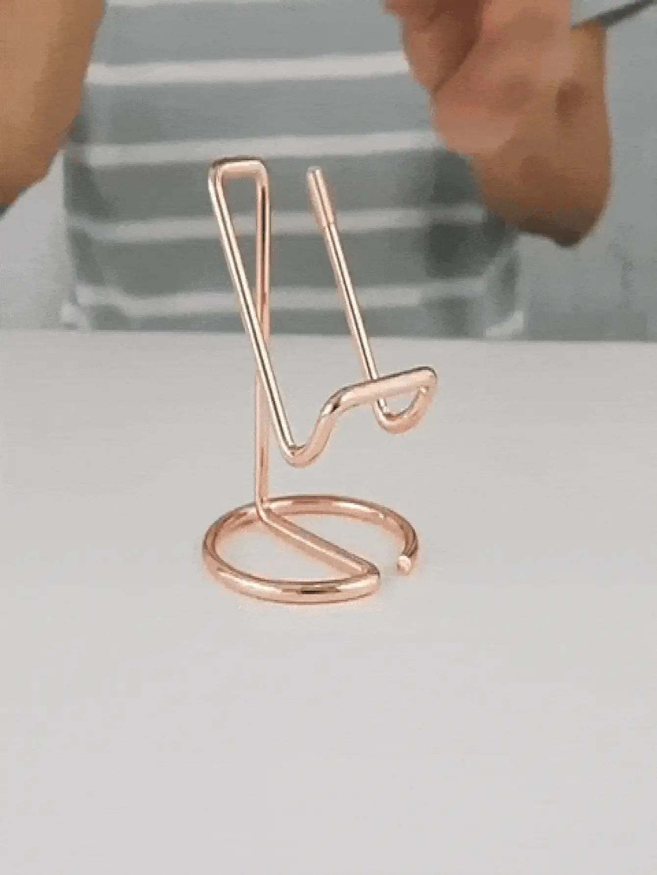 手机支架懒人桌面金属支架两用创意名片夹，桌面手机支架，铁合金金属手机支架，适用于客厅、卧室、书桌、书房等。 - 彩色 - 查看 3