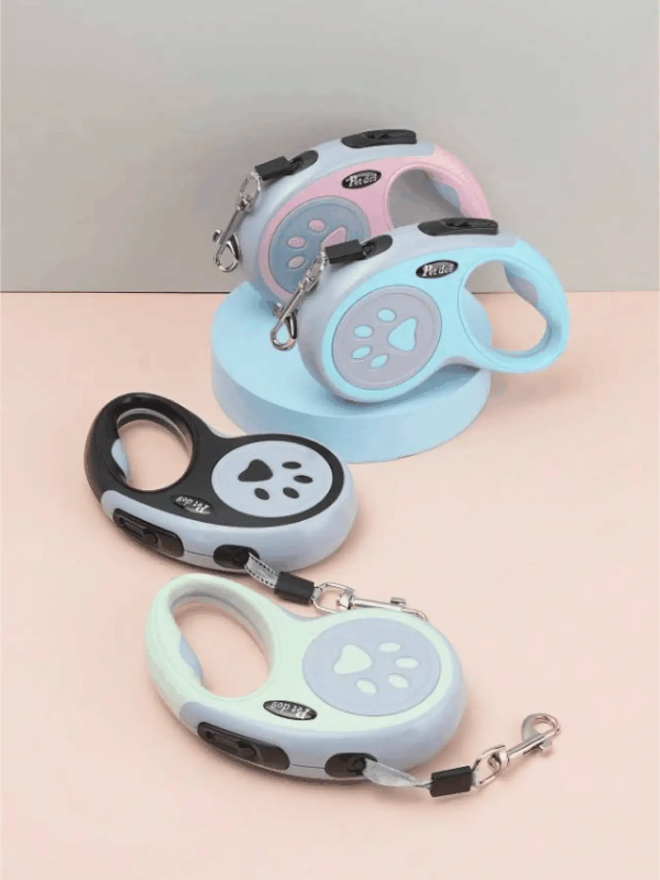 Guia retrátil para animais de estimação, feita de nylon durável com controle de um botão para gerenciar o cão. Guia em formato de osso, ideal para passeios ao ar livre e viagens com animais de estimação de pequeno e médio porte. Design com estampa de pata. Guia para raças pequenas. - Multicolorido - Ver 3