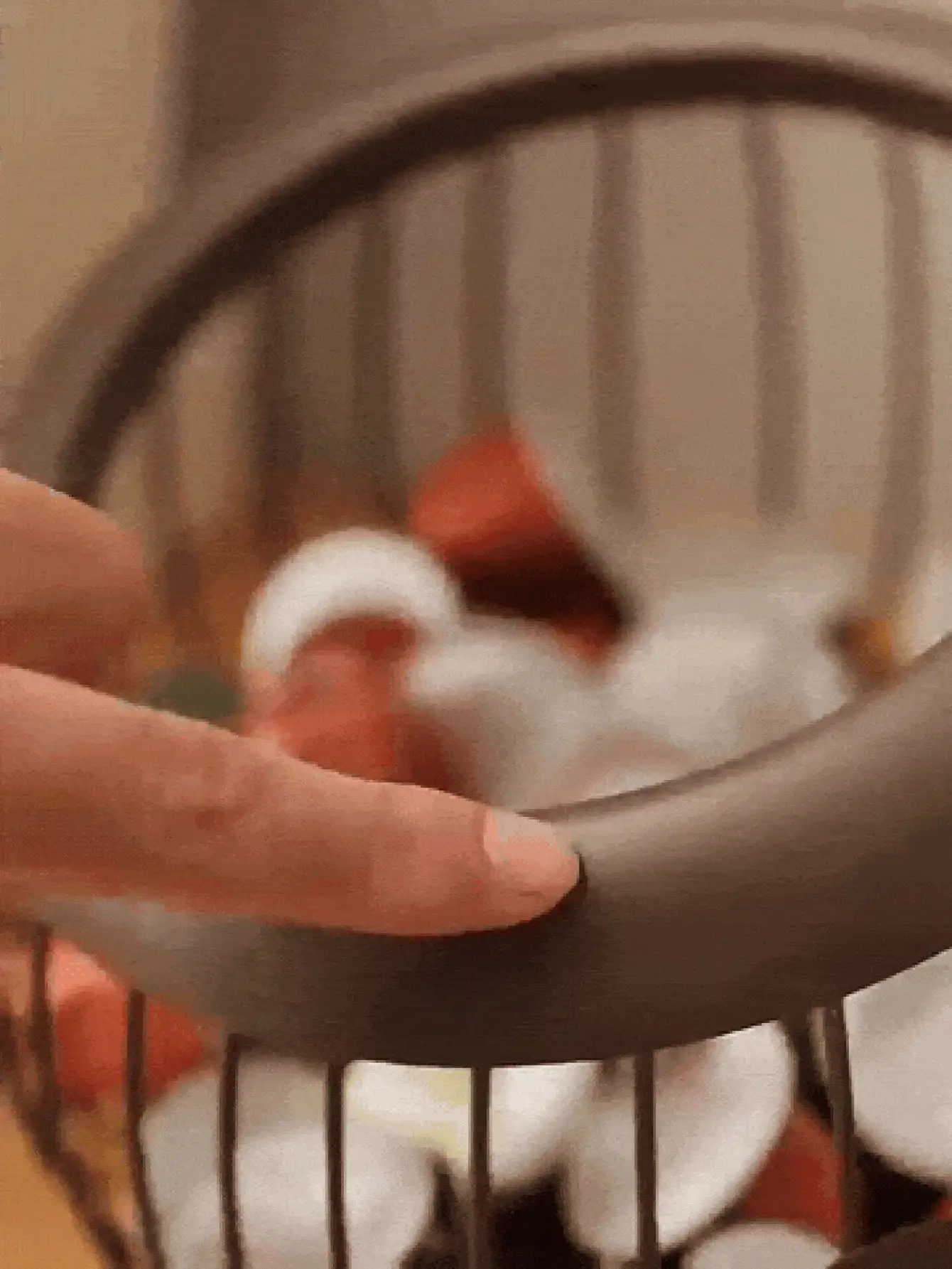 大容量咖啡胶囊收纳架，带底座，现代风格，适用于厨房台面、办公桌面，是家庭咖啡吧的必备配件。