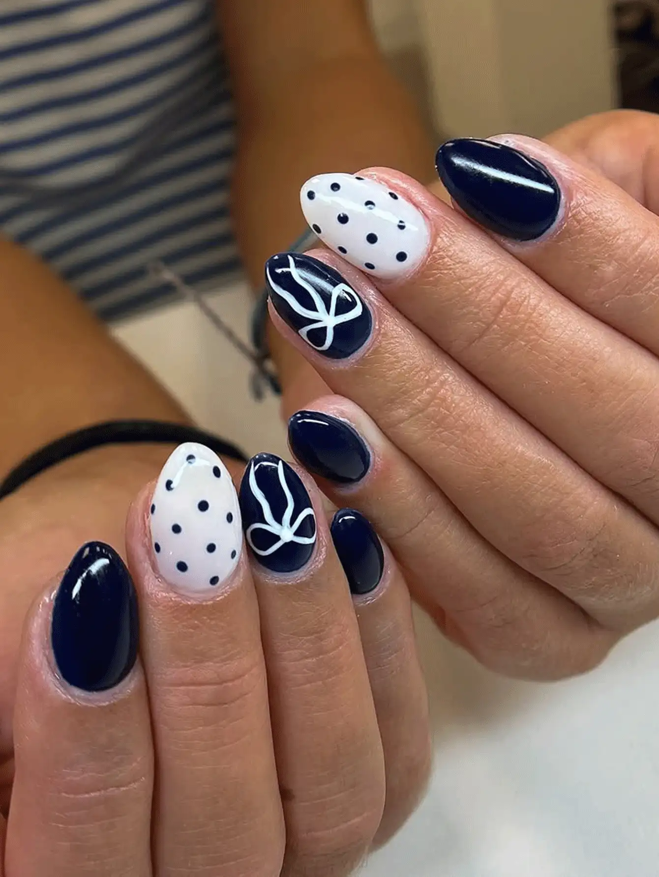 Bộ 24 móng tay giả ngắn hình bầu dục chấm bi màu xanh dương, móng giả phủ toàn bộ bề mặt, bóng mượt, kèm 2 phụ kiện, thích hợp làm móng cho phụ nữ và bé gái, quà tặng tuyệt vời. - Nhiều màu - Xem 6