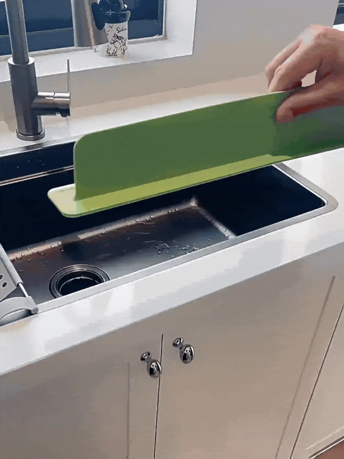 Silicone Splash Guard With Suction Cup, Anti-Slip Kitchen Sink Splash Baffle, Suitable For Bathroom Bathtub, Essential Accessory For Kitchen, Bathroom, And Countertops