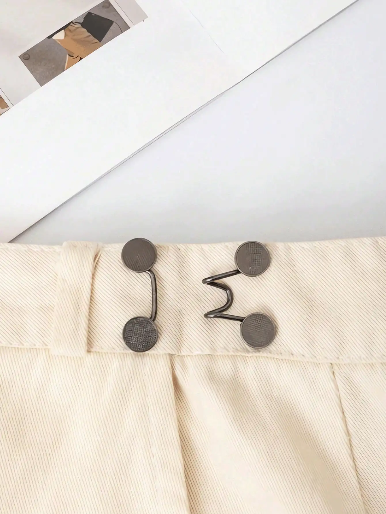 高品质金属可调节腰带夹，适用于牛仔裤、裙子、长裤、衣领，男女通用，经久耐用，无需工具即可快速调节，防滑胸针，时尚可拆卸裤夹，旅行必备，包包配件