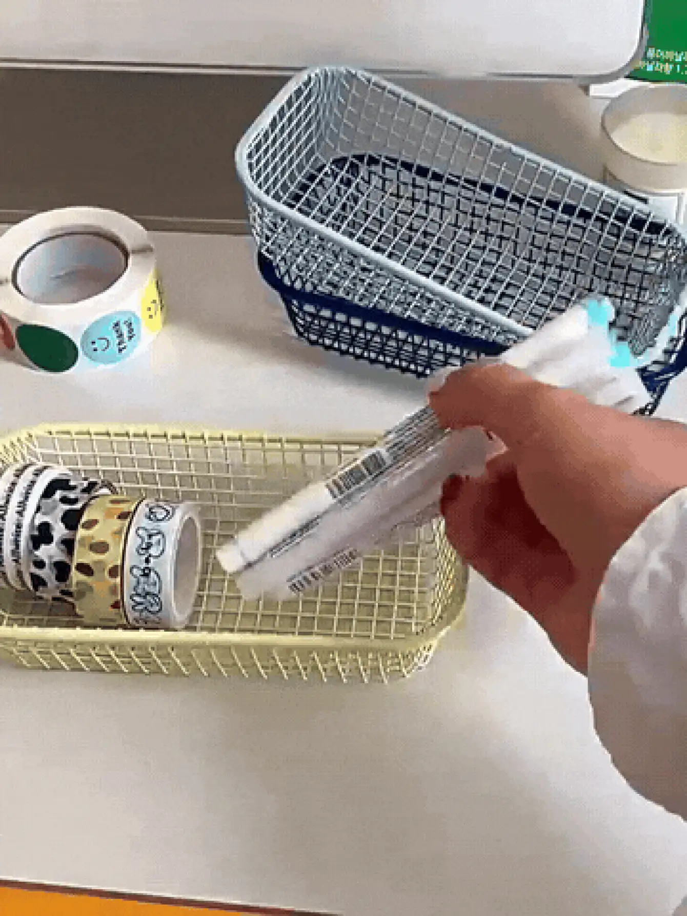 Cesta de almacenamiento de metal resistente a la oxidación, puede almacenar cosméticos, aretes, artículos de papelería, suministros de oficina, organizador de escritorio multifuncional, color crema, cesta de almacenamiento compacta de arte de hierro de moda, duradera, estante organizador de escritorio, adecuado para escritorio de oficina, tocador, unisex, organización del hogar, decoración del hogar - Multicolor - Ver 5