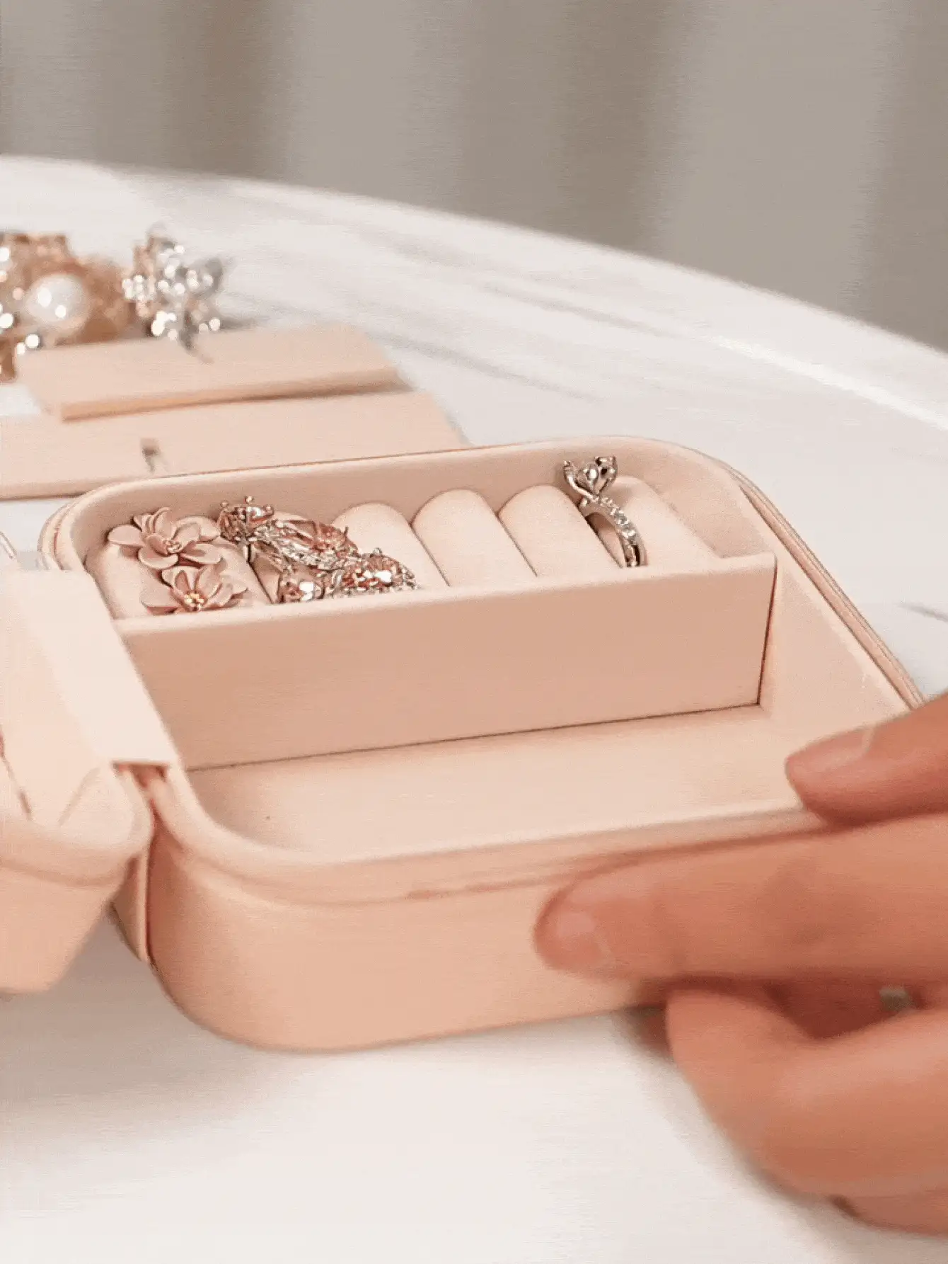 Organizer da viaggio per gioielli, organizer per gioielli, scatola portatile per gioielli, piccola scatola portagioie da donna, scatola portaoggetti multifunzionale per gioielli, scatola portaoggetti per cosmetici, scatola portaoggetti per smalti, scatola portagioie compatta, portaorecchini, portacollanee, portaanelli, accessori da viaggio, scatola portaoggetti per pennelli trucco, scatola portaprofumi, decorazione per la stanza del trucco - Multicolore - Visualizzare 3