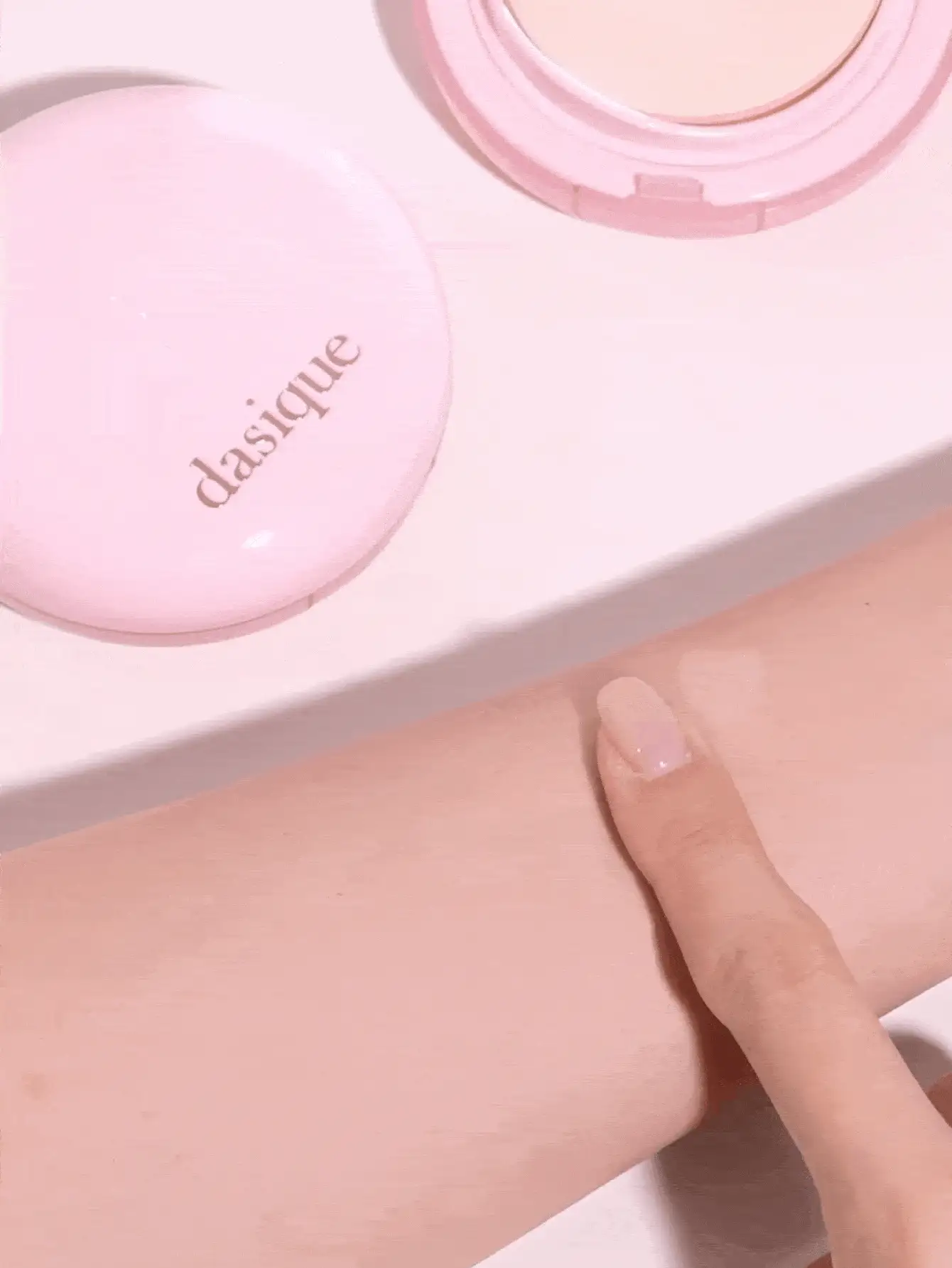 Dasique 气垫粉底液 - 全效遮瑕、持久提亮、轻盈水润，是节日必备的彩妆单品，也是圣诞节、女士礼物和日常最佳选择。色彩魅力十足，旅行必备，适合返校、婚礼、新娘妆容、情人节、夏季、度假等场合。 - #21N Pure - 查看 3