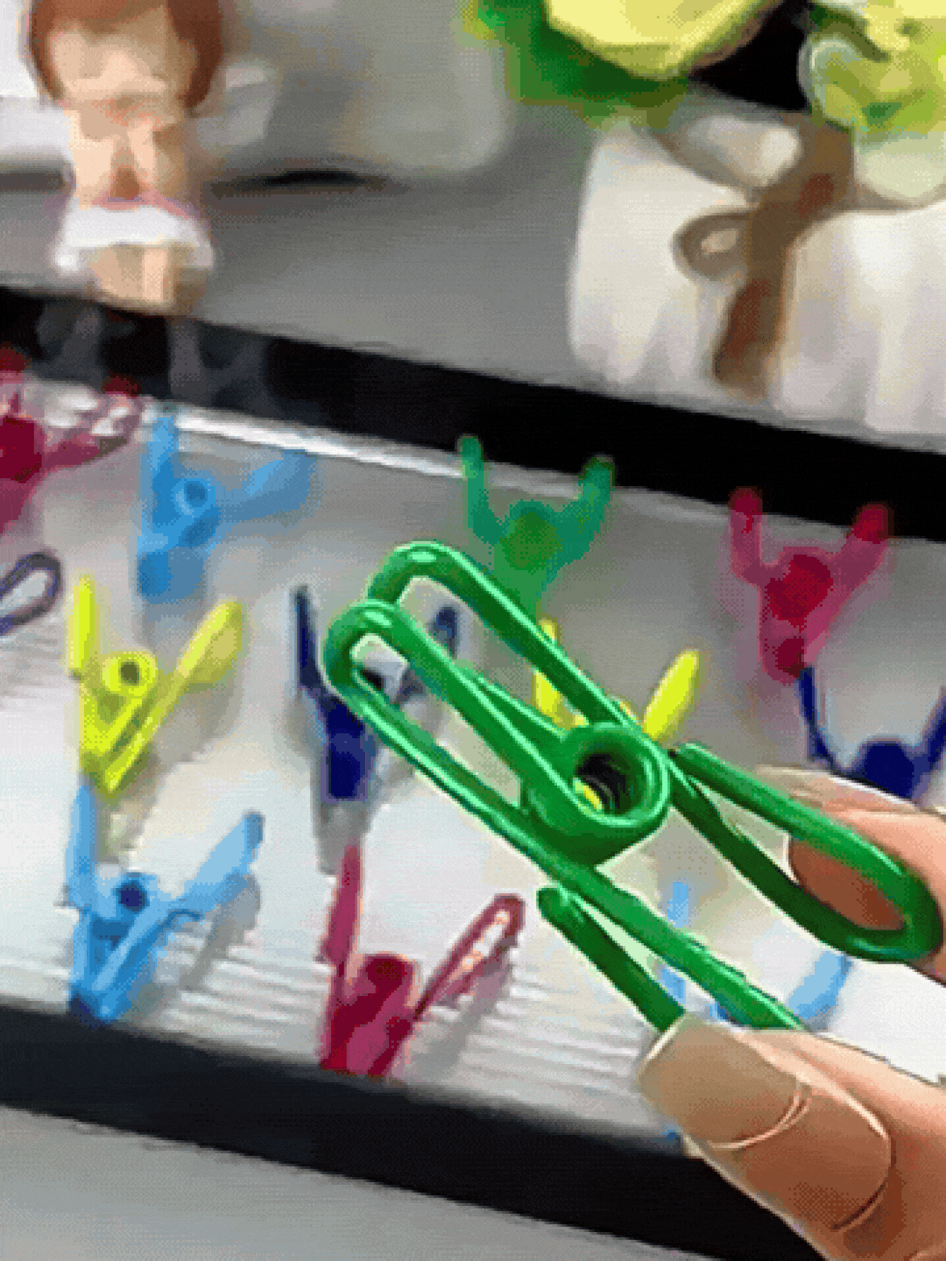 Clothesline Clips That Can Firmly Secure Towels, Clothes, And Blankets On A Clothesline Or Rack To Dry. Stainless Steel Sealing Clips, Food Sealing Bag Clips, Snack Sealing Bag Clips, Portable Random Color Sealing Clips, Suitable For Clothes Clips And Food Bag Sealing Storage, Suitable For Back-To-School Travel Essentials, Home Decor And Apartment Accessories. - Multicolor - View 2