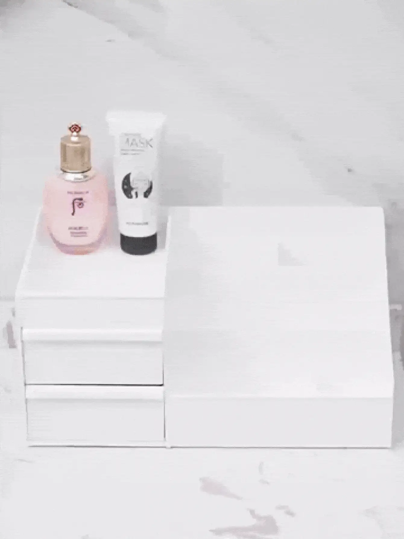 适用于浴室梳妆台和书桌，简约多功能，收纳化妆品和护肤品。浴室化妆品收纳盒，多功能桌面收纳盒，时尚便捷的桌面收纳盒，实用好物，浴室收纳，护肤品收纳，简约收纳盒，简约设计，日常护肤，爱美人士的理想之选。 - 彩色 - 查看 3