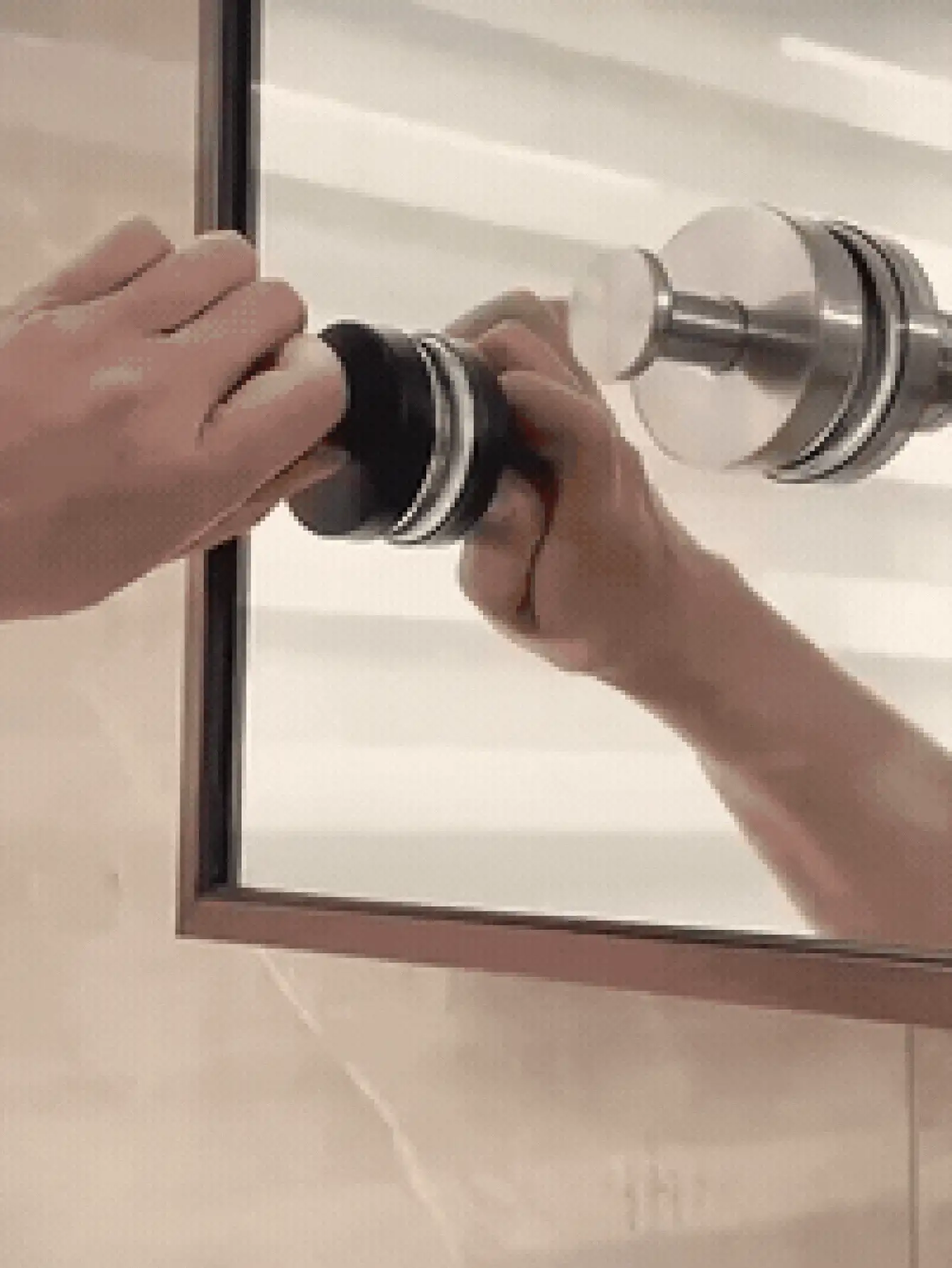 不锈钢吸盘挂钩，免钻孔真空吸附技术，可用于收纳毛巾、浴球、浴袍、外套等多功能挂钩，粘性挂钩，安装简便，适用于淋浴房、浴室和厨房，可粘附于玻璃、镜子、瓷砖等光滑表面。 - 彩色 - 查看 3