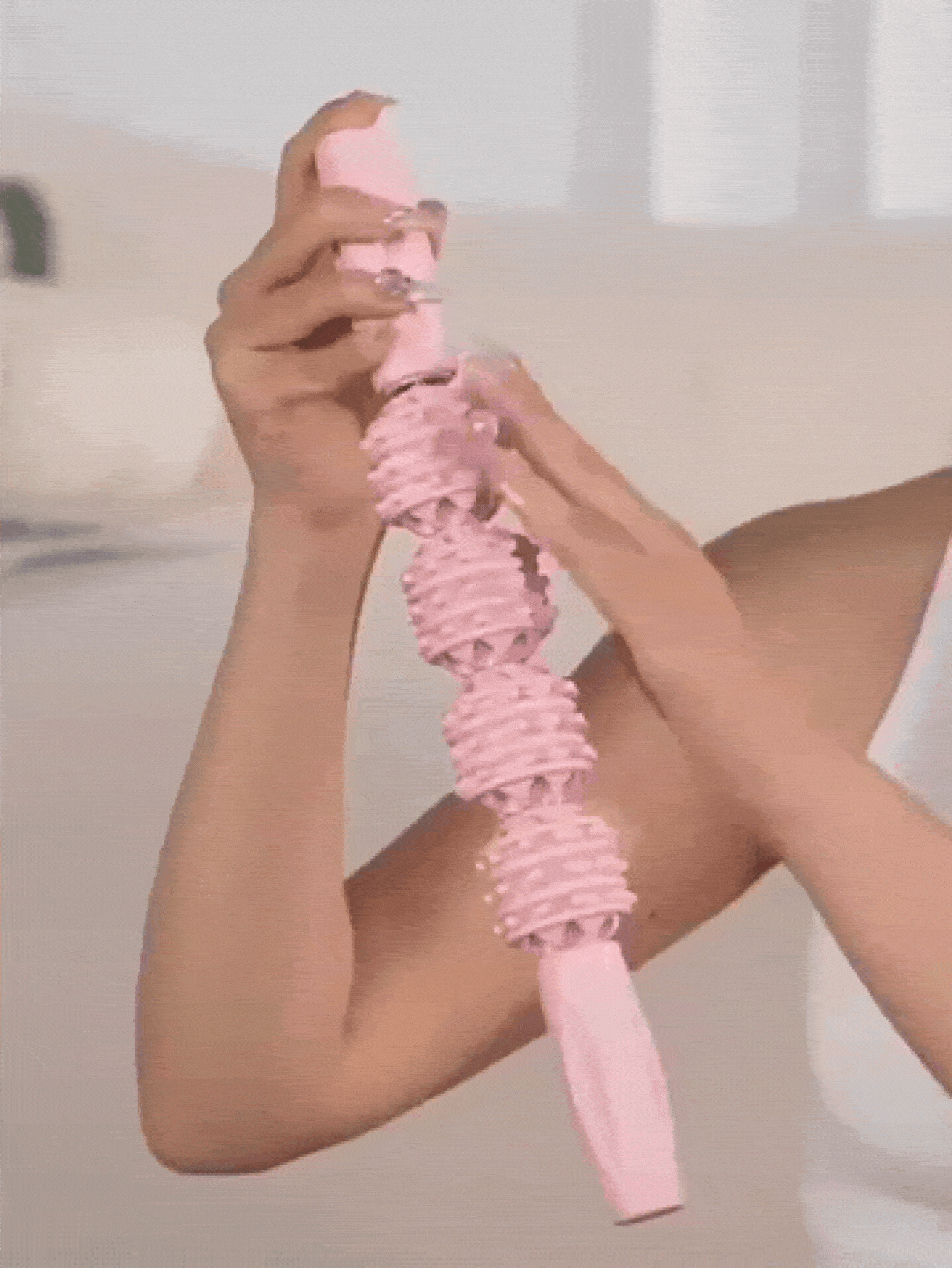 筋膜肌肉按摩滚轮多功能按摩棒，适用于腿部、小腿、背部、肩部和大腿的瘦腿按摩，男女通用瑜伽按摩棒，肌肉放松瑜伽健身配件 - 彩色 - 查看 2