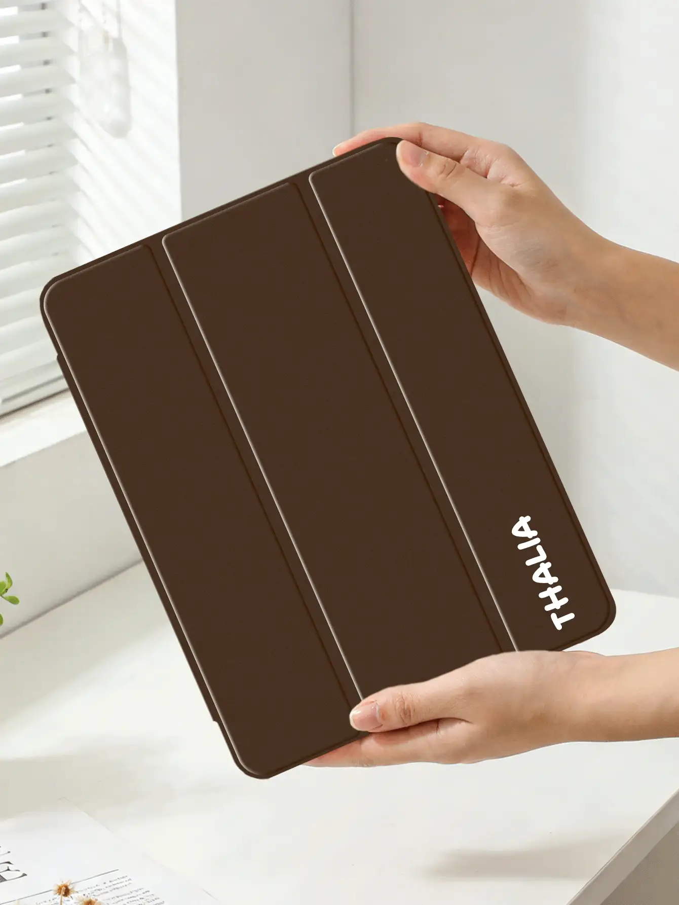 1pc Transparent Acrylic Tri-Fold Brown Flat Tablet Case, Customizable Text, Suitable Compatible With Ipad Mini 6/Mini 7/9.7/10.2/10.5/Air 4/Air 5/10th/10.9/Pro 11-Inch/Air 11 (M2) 2024/Pro 11 (M4) 2024/IPad Air 11-Inch (M3) 2025/IPad (A16) 11 Inch 11th Generation 2025, Tri-Fold Stand, Built-In Pencil Slot, Peel Off Film Before Use, Acrylic Back Cover, Magnetic Sleep/Wake, Pencil Slot Position Varies By Model, Personalized, Creative Casual Minimalist Tablet Case