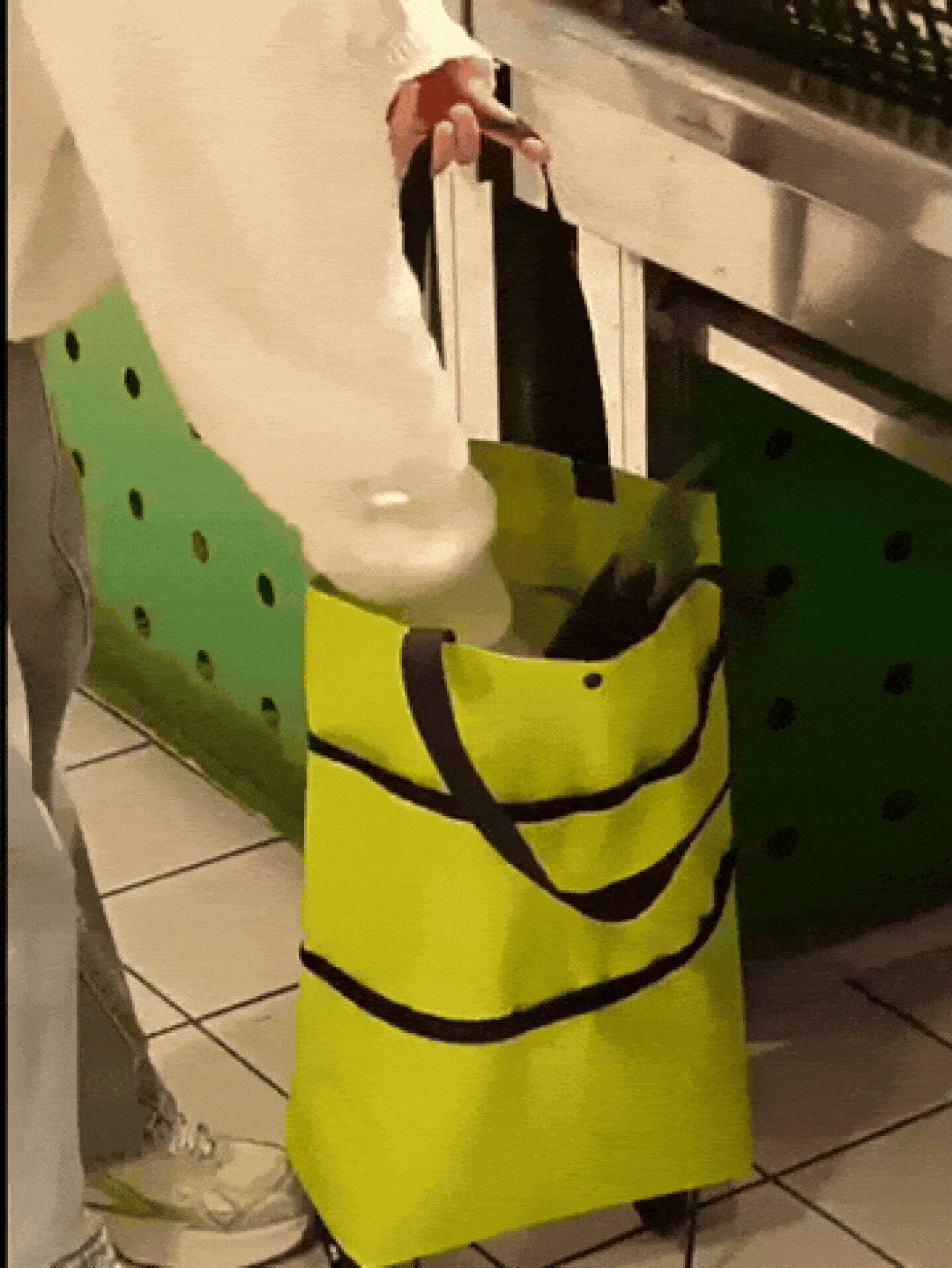 二合一可折叠购物车，带轮子，轻便可折叠，配有可重复使用的购物袋，大容量旅行包，防水手推车包，男女通用，适合购物、旅行、露营、居家和户外活动，旅行必备配件 - 彩色 - 查看 8