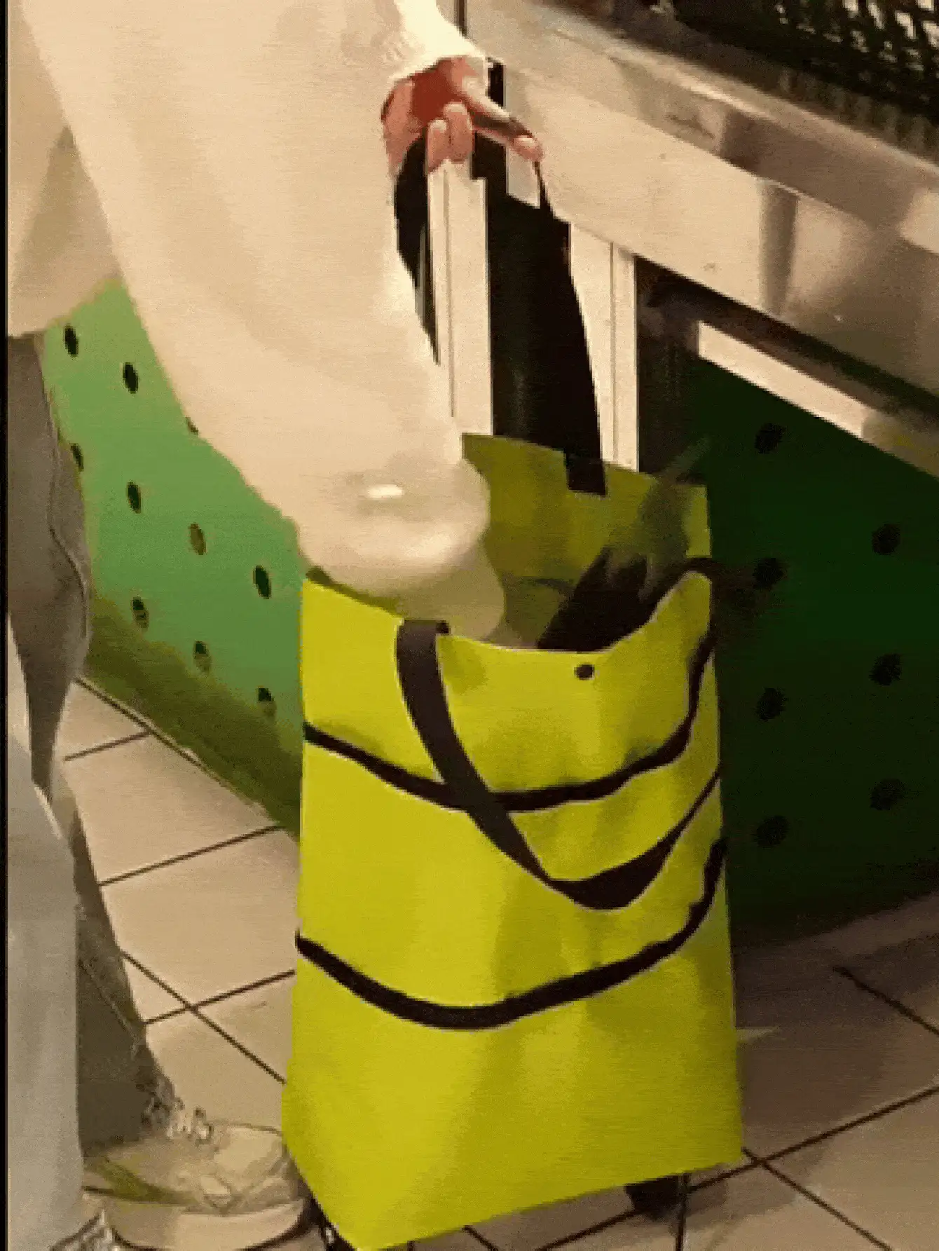 二合一可折叠购物车，带轮子，轻便可折叠，配有可重复使用的购物袋，大容量旅行包，防水手推车包，男女通用，适合购物、旅行、露营、居家和户外活动，旅行必备配件 - 彩色 - 查看 9