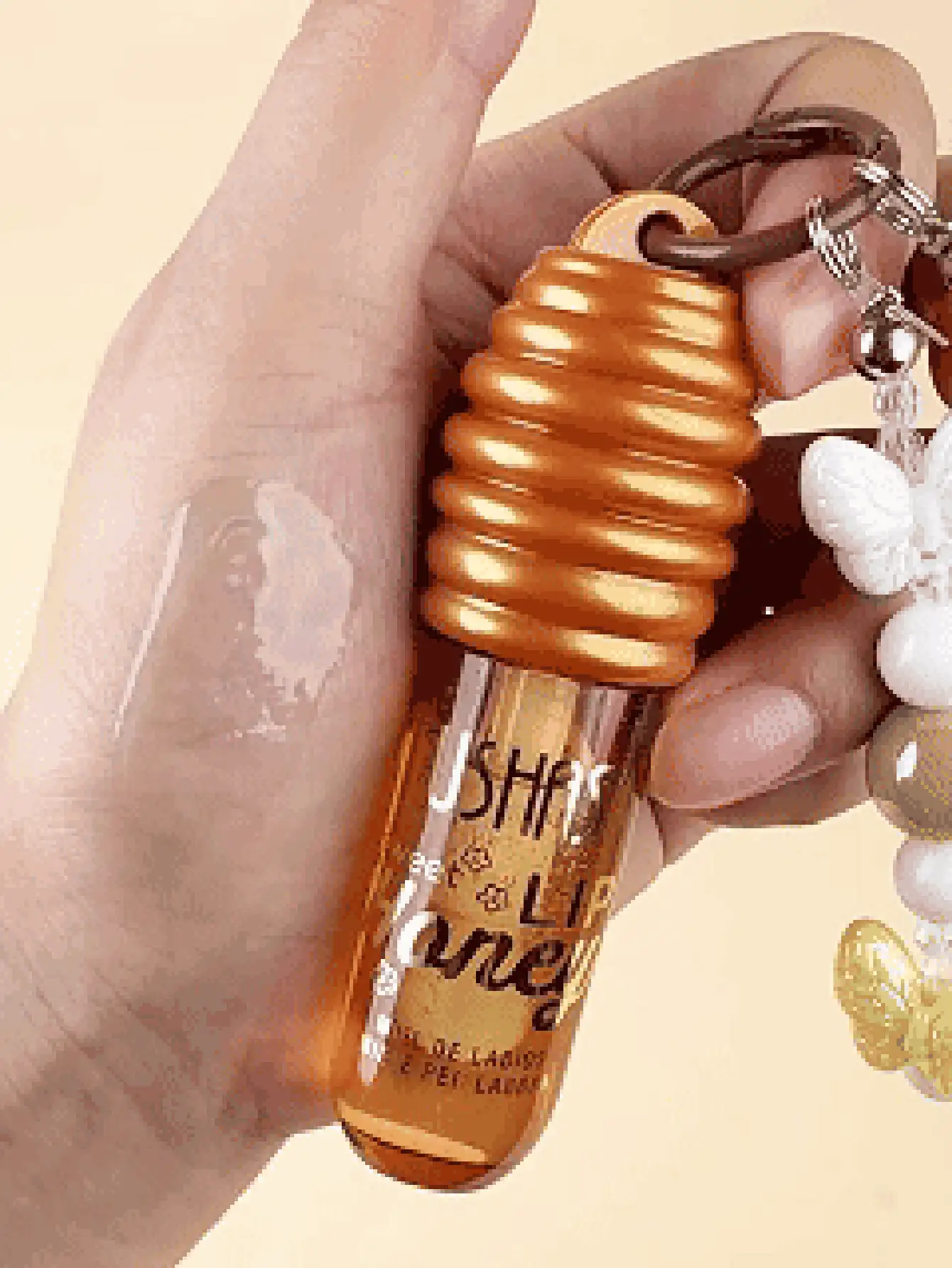 USHAS Honey Nourishing Moisturizing Lip Oil, Creative Pendant Design For Hanging On Bags Or Phones, Deep Moisturization And Hydration, Non-Sticky Formula, Day And Night Nourishing Care, Fashionable Makeup Accessory For Holidays, Creates Plump, Dewy Lips