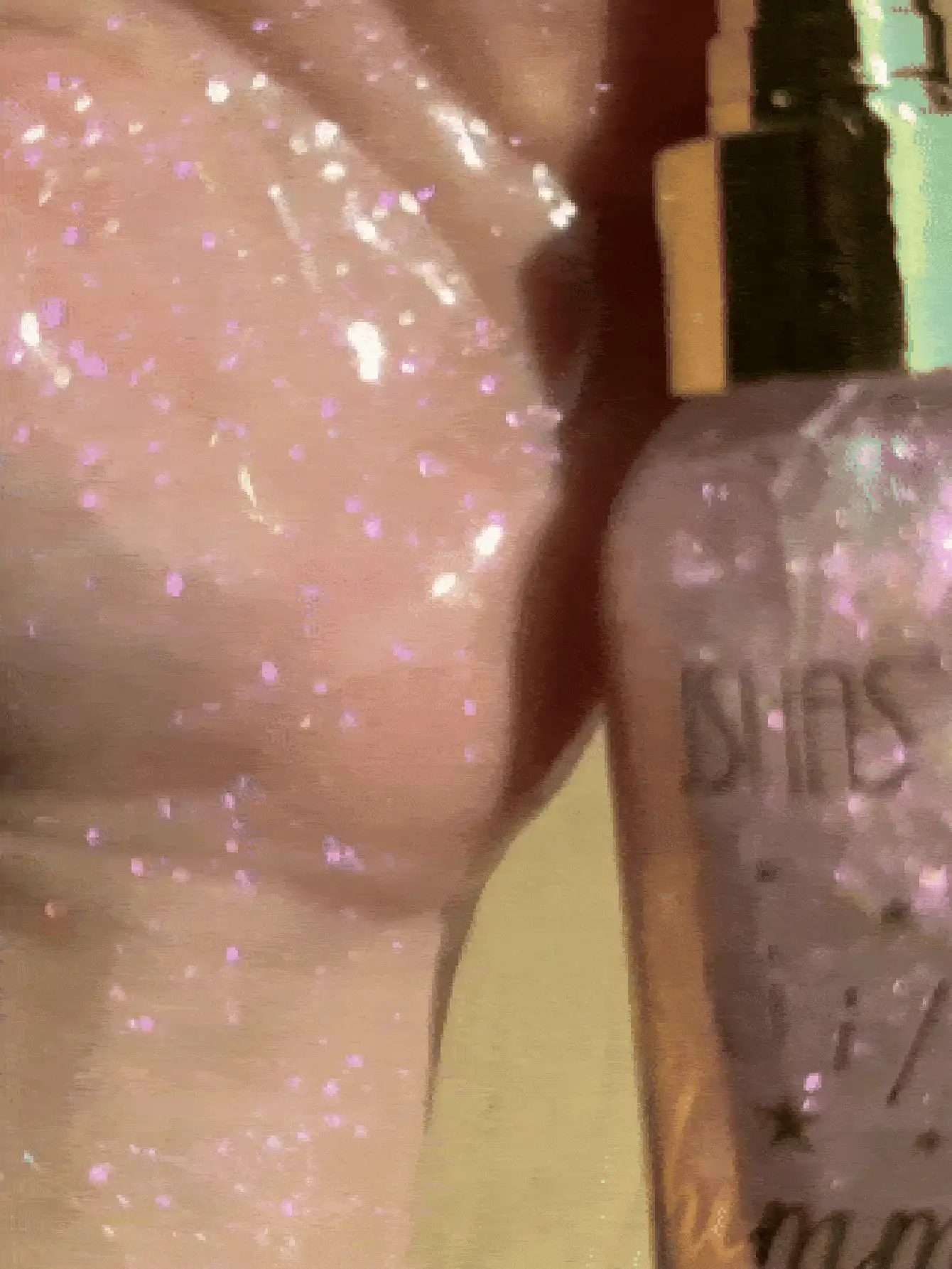 USHAS 液体定妆高光喷雾，细腻珠光提亮，面部及身体均可使用，24小时持久闪耀，速干不粘腻，适合派对、婚礼、音乐节妆容