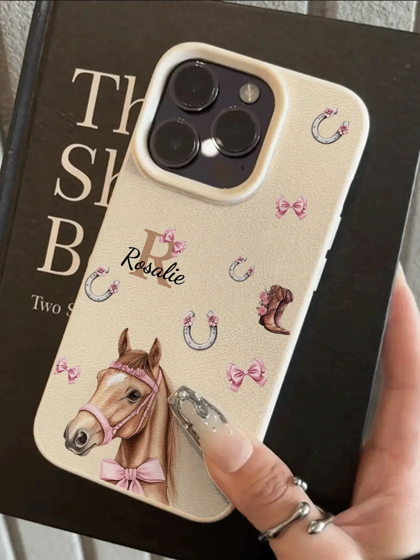 1个可定制文字字母设计的粉色小马图案手机壳，兼容 17 Pro Max/17 Air/16E/16 Pro Max/15/14 Plus/13/12/11、S24/20 Ultra/A52S/A31 A21S/A13/A05S，以及Redmi Note 13 Pro Plus/Note 10/Note 12C/Note 13C。采用TPU材质，时尚防摔，简约设计，适合喜爱马元素或追求个性化手机配件的用户。国际版，非国内版。 - 白色 - 查看 2