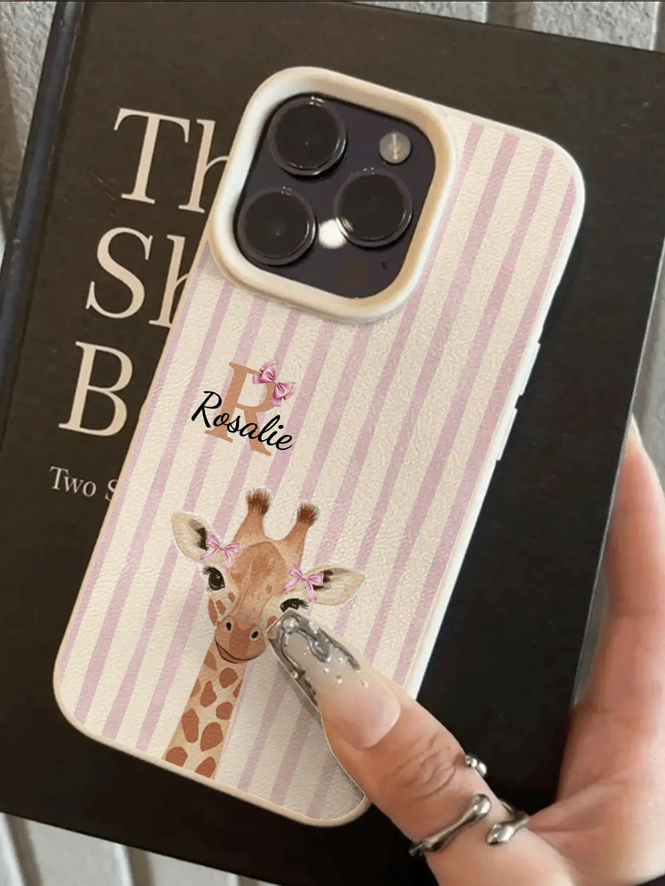 1pc Customizable Letter Combination Name Text With Pink & White Vertical Striped Giraffe Pattern Phone Case, Compatible With IPhone 17 Pro Max/17 Air/16E/16 Pro Max/15/14 Plus/13/12/11, S24/20 Ultra/A52S/A31 A21S/A13/A05S, Compatible With Redmi Note 13 Pro Plus/Note 10/Note 12C/Note 13C, Made Of TPU Material, Personalized & Fashionable Minimalist Design - White - View 2