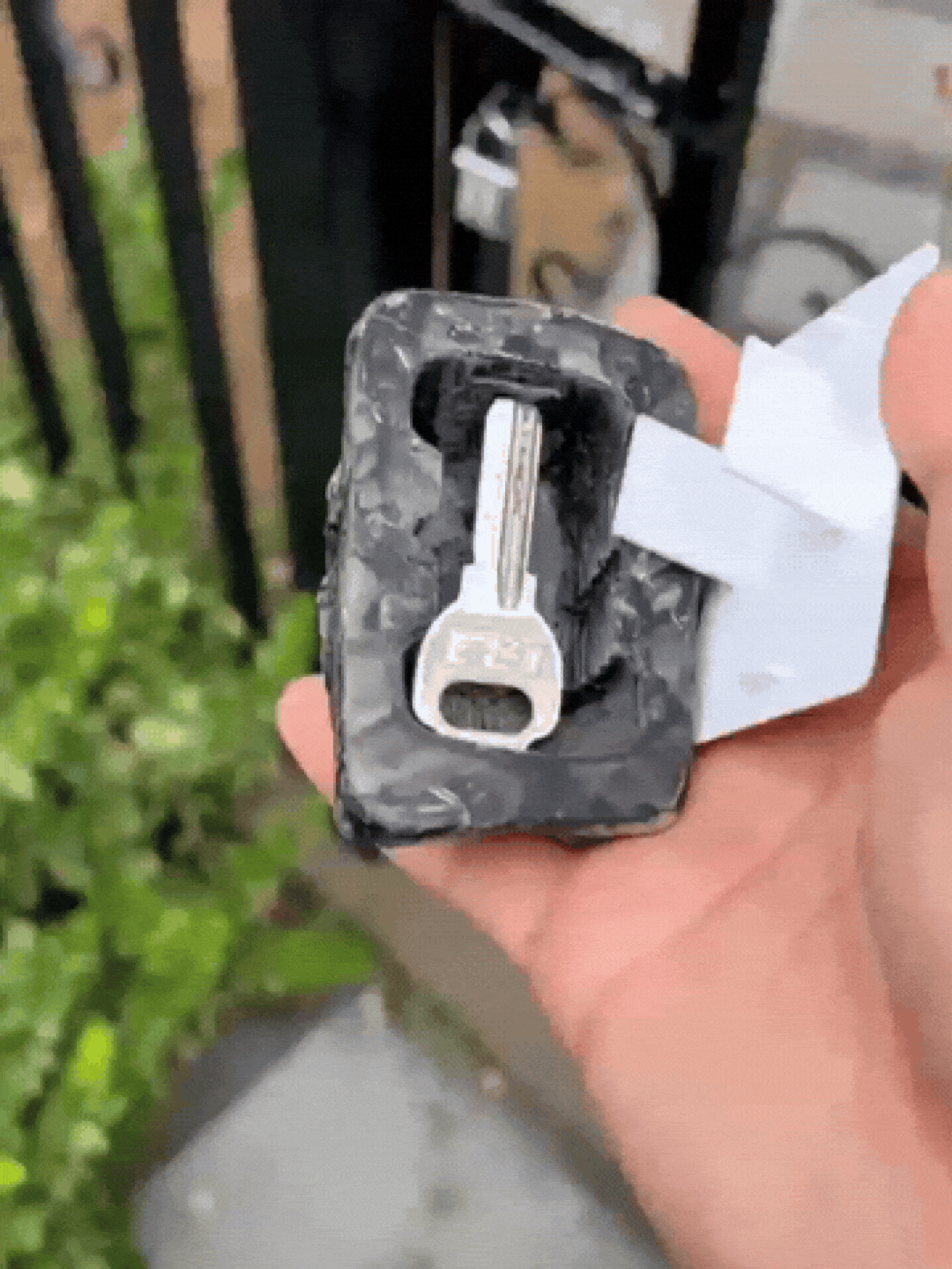 Realistic Rock Key Hideout Box With Flip Top Lid Outdoor Hidden Compartment Key Box For Garden Patio Cabin Office Key Hider Patio Security Camouflage Design Suitable For Lawn Hidden Key Storage For Spare Doors Cabin Owners Travel Essential - Stone - View 2