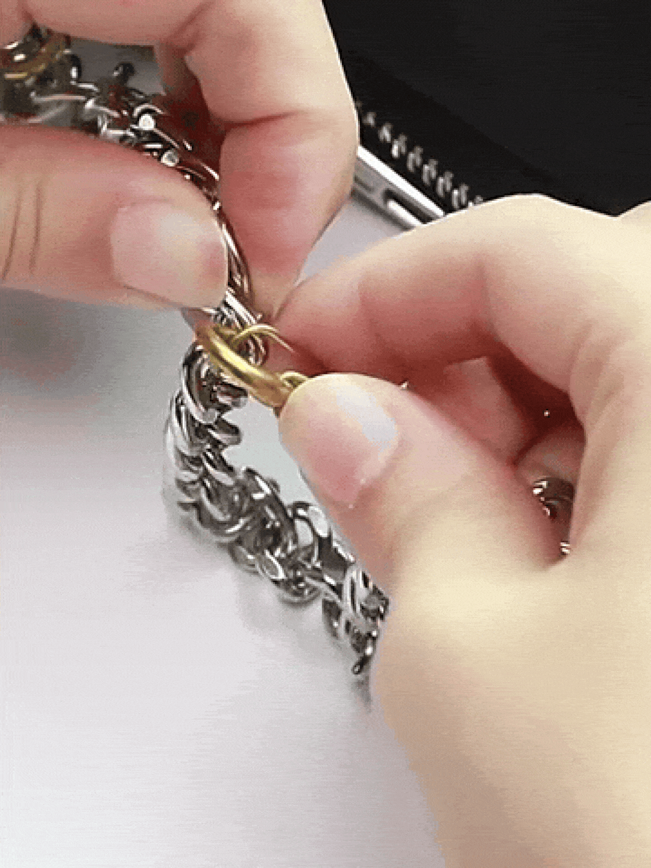 男女通用防盗拉链锁 - 简易按扣设计，防止意外打开 - 适用于背包、行李箱、手提包、钱包等 - 多用途S型扣，适合旅行、露营、户外活动、海滩、返校等场合 - 彩色 - 查看 2