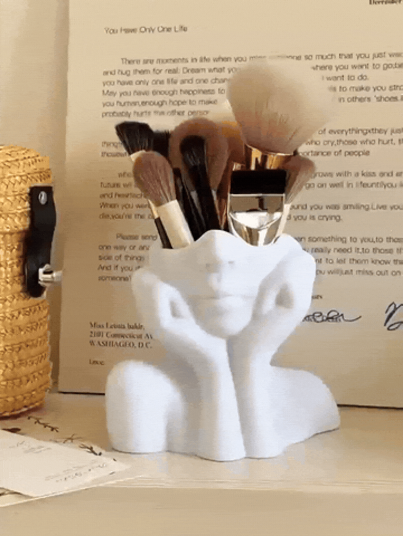 创意手形桌面收纳盒，独特的人体造型设计，艺术感十足的桌面装饰，实用优雅的化妆品收纳盒，带刷架，适用于家庭、沙龙、办公室，可收纳化妆刷、铅笔、口红等，现代时尚的梳妆台配件，轻巧便携，是理想的礼物和房间装饰。 - 彩色 - 查看 2