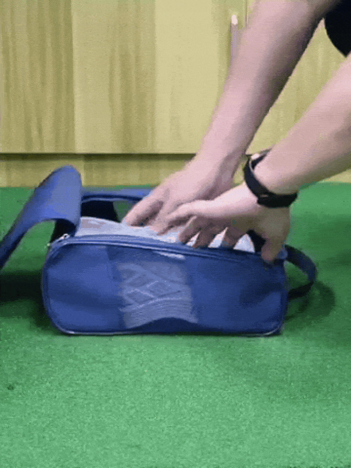 便携式高尔夫球鞋收纳袋，带提手，运动鞋袋，网状侧袋，大容量手提鞋袋，男女通用，适用于高尔夫、足球、篮球、游泳、健身、露营、旅行等户外活动，是高尔夫运动配件、旅行配件和露营装备的理想之选。 - 彩色 - 查看 2