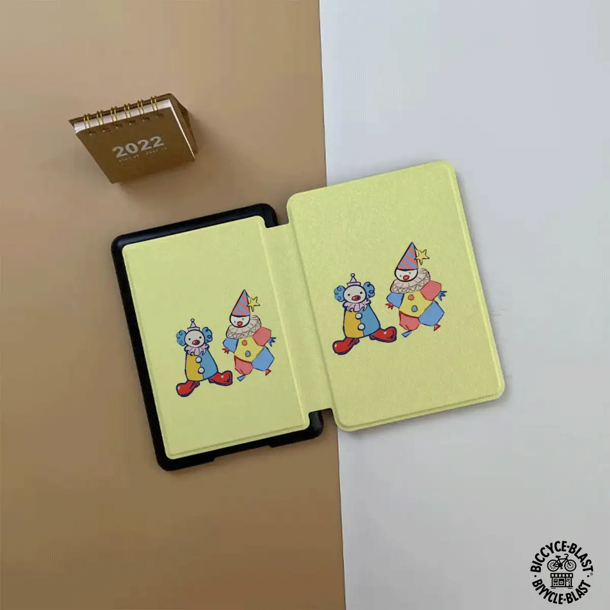 Joker 高级通用小丑电子阅读器保护套：纤薄轻巧，防摔防震，方便携带，采用全方位防摔设计。兼容 Kindle Paperwhite 第十代（2018 年款）、Kindle Paperwhite 第十一代（2021 年款）、Kindle Paperwhite 第十二代（2024 年款）和 Kindle 第十代（2019 年款）。 - 彩色 - 查看 2