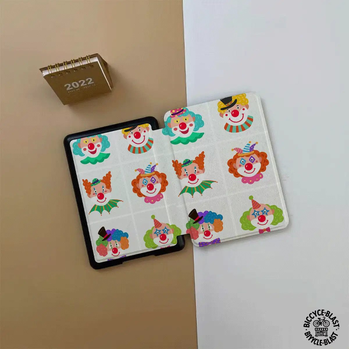 Joker 高级通用小丑电子阅读器保护套：纤薄轻巧，防摔防震，方便携带，采用全方位防摔设计。兼容 Kindle Paperwhite 第十代（2018 年款）、Kindle Paperwhite 第十一代（2021 年款）、Kindle Paperwhite 第十二代（2024 年款）和 Kindle 第十代（2019 年款）。 - 彩色 - 查看 2