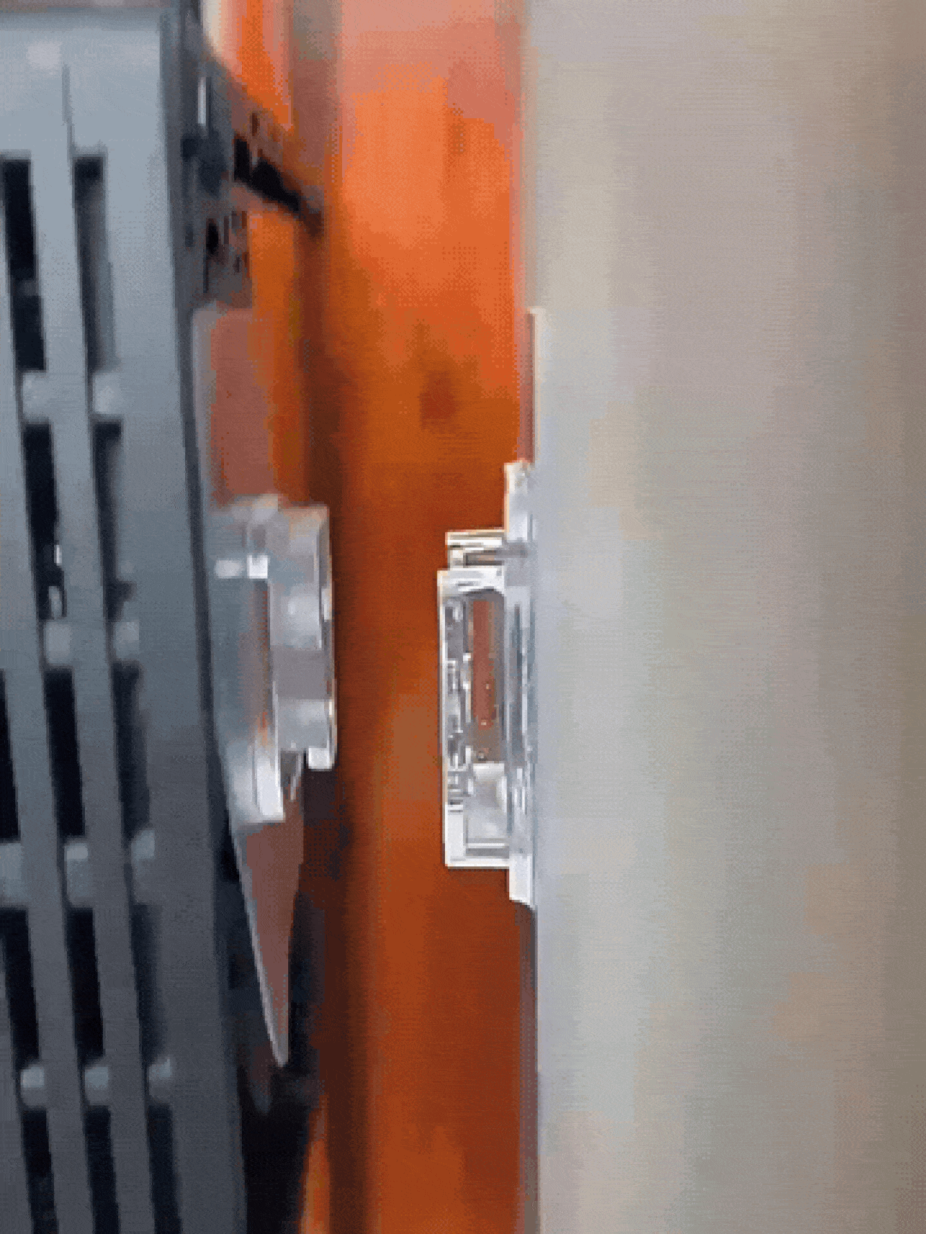 塑料电源插座支架，带自粘式可拆卸路由器支架，男女通用，无需钻孔插座收纳架，适用于家庭和办公室，隐形悬挂支架，适用于床边、床架、卧室等场所。 - 插排固定 - 查看 2