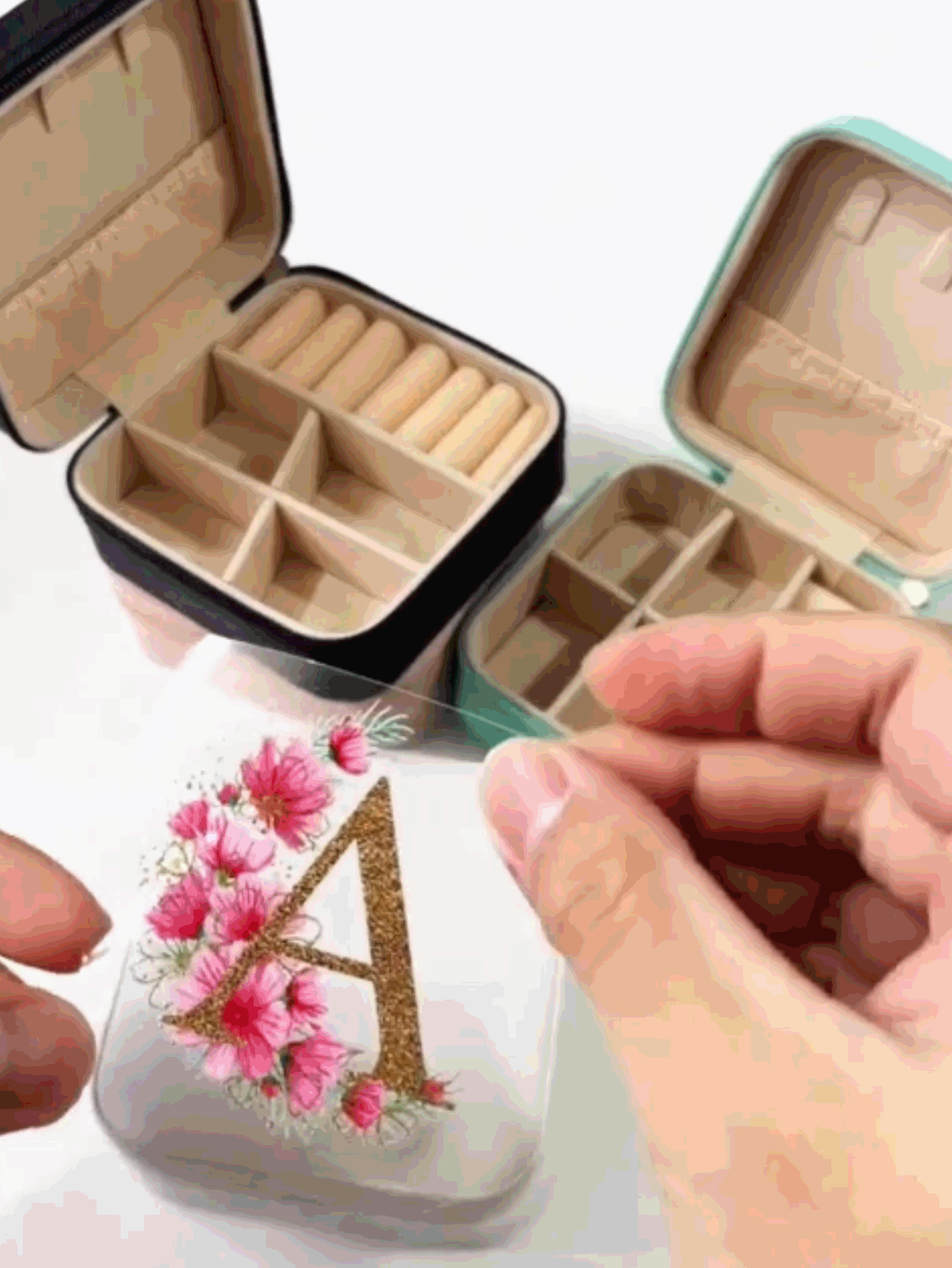 1 pieza Caja de joyería con flores rosas, regalo del Día de San Valentín, caja de almacenamiento de joyas y accesorios. Organizador de joyas de cuero PU de lujo con inicial impresa de la A a la Z, caja de viaje portátil de gran capacidad y varios niveles, regalo para mamá y novia, decoración de habitación, bolsa de maquillaje - Multicolor - Añade 8