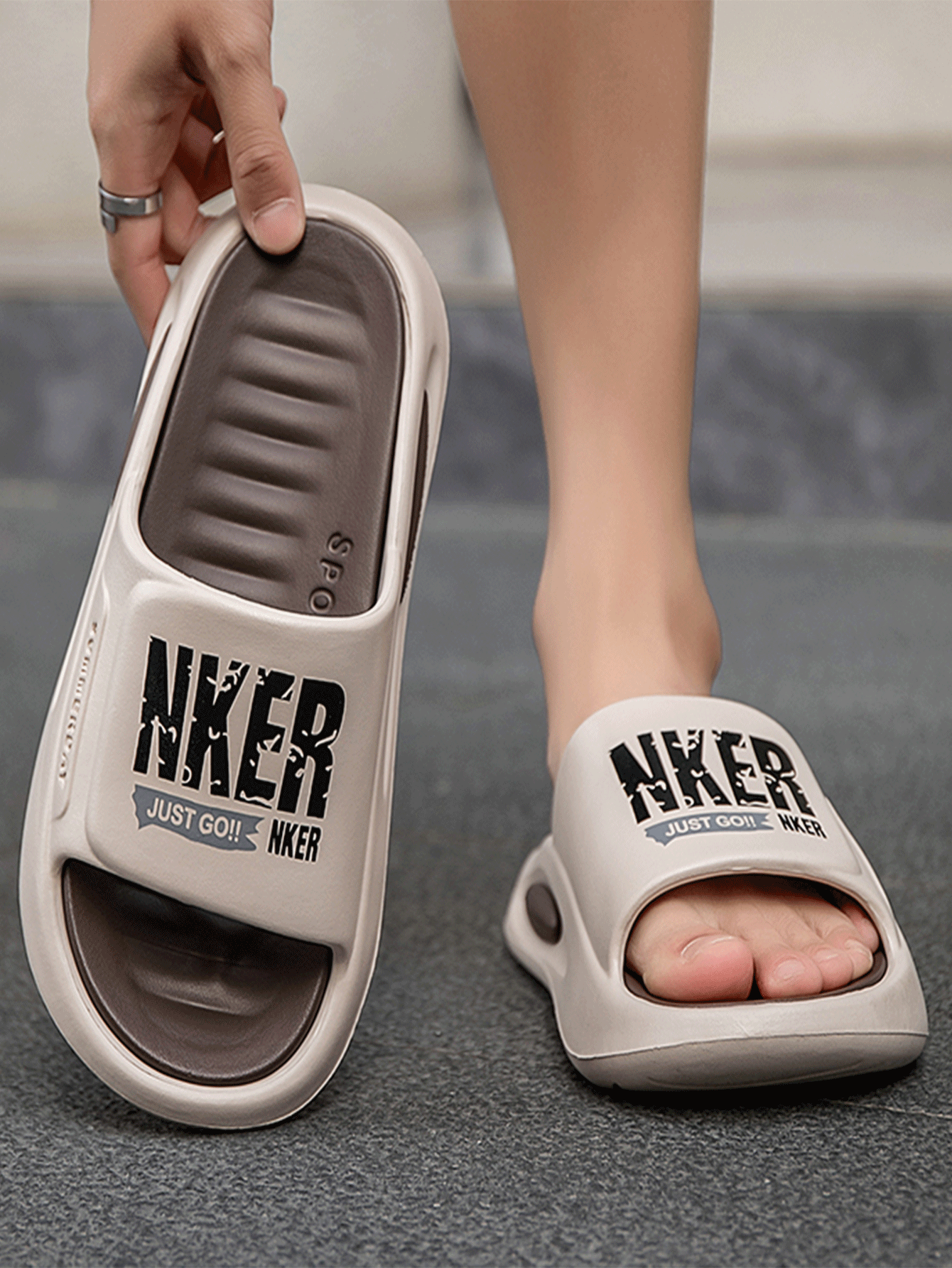 男士字母报纸印花EVA沙滩拖鞋，休闲夏季家居拖鞋 - 咖色 - 查看 4