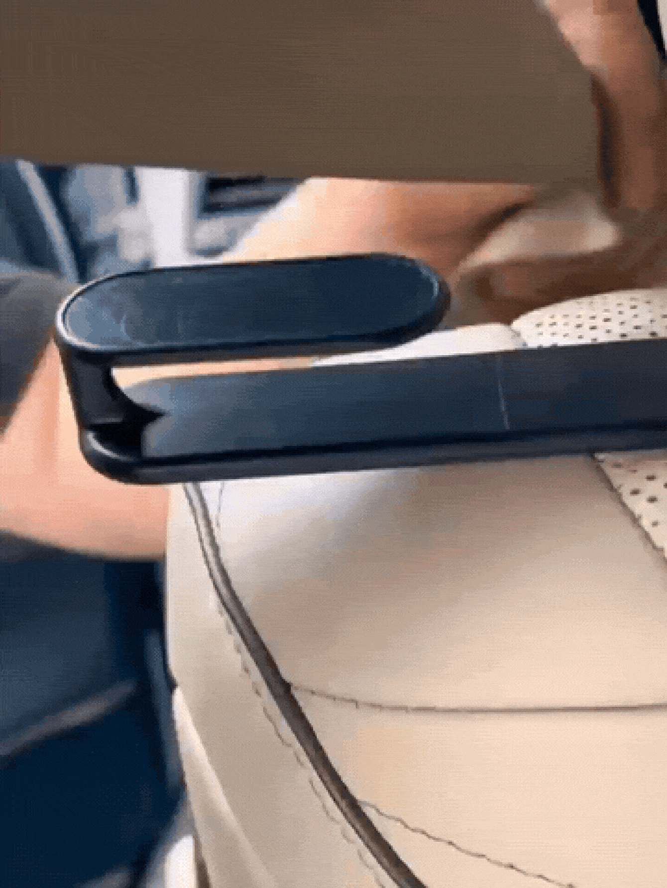 Bộ 2 dụng cụ điều chỉnh dây an toàn ô tô, dễ kéo và thắt chặt, phù hợp cho người lái xe thường xuyên và tài xế taxi, là vật dụng cần thiết giúp lái xe thoải mái, nâng cao trải nghiệm lái xe thú vị. Trang trí nội thất xe hơi. - Nhiều màu - Xem 2