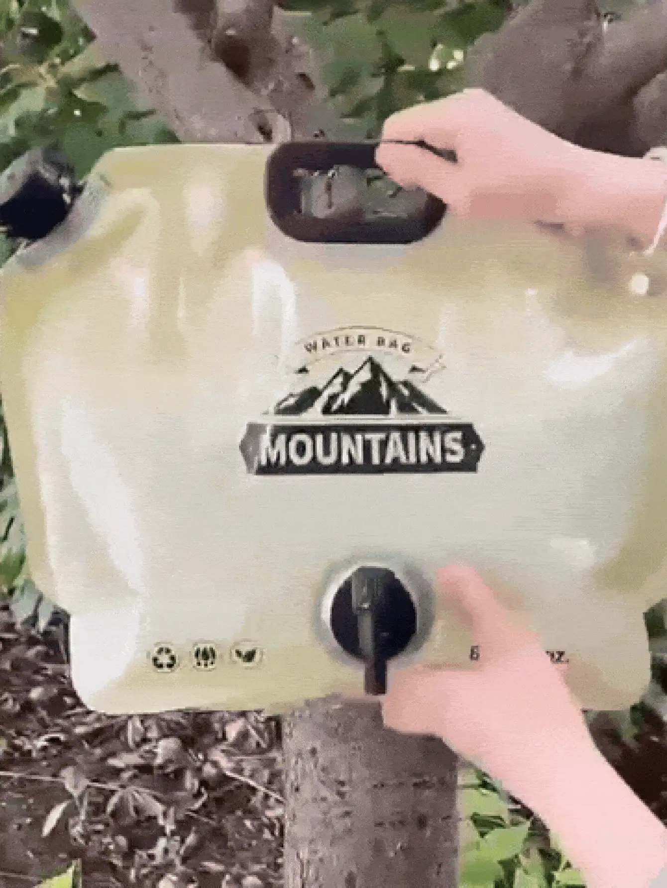 8升/28盎司可折叠便携式户外露营水袋，带阀门，储水袋，可收纳应急水瓶，男女通用，适用于露营、旅行、徒步、野餐、烧烤、应急备用，户外必备配件 - 彩色 - 查看 3