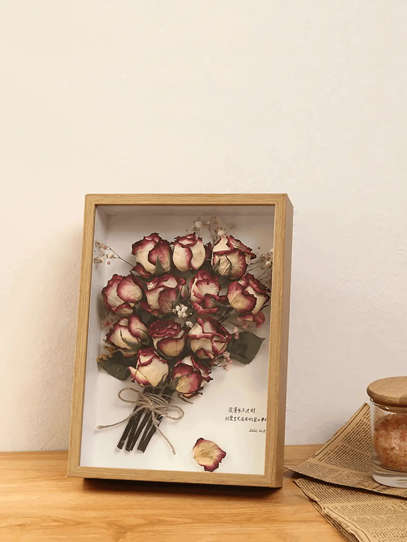 [Delivery Within 2-7 Days In The United States]Single-Piece Set, 10-Inch Natural Wood Grain Frame, Dried Flower Photo Frame, 3D Floral Art Frame, Living Room/Bedroom Decor, Holiday Keepsake Gift. Natural Wood Tones And Gentle Aesthetic Complement Japanese, Nordic, And Other Minimalist Home Styles. 3D Embedded Design Preserves Dried Flowers' Natural Form. Moisture-Resistant And Durable, With A Warm Texture That Resists Warping-Combining Artistic Appeal With Sentimental Value. Versatile For Various Settings: Living Room Wall Decor, Bedroom Desk Display, Entryway Cabinet Accents. Ideal For Gifting During Holidays Or Showcasing Photos, Scrapbooks, Dried Flowers, Tickets, Crafts, Medals, Certificates, And Mementos. Letter Stickers Add Personalized Accents To Your Display. - 1PC - 查看 2