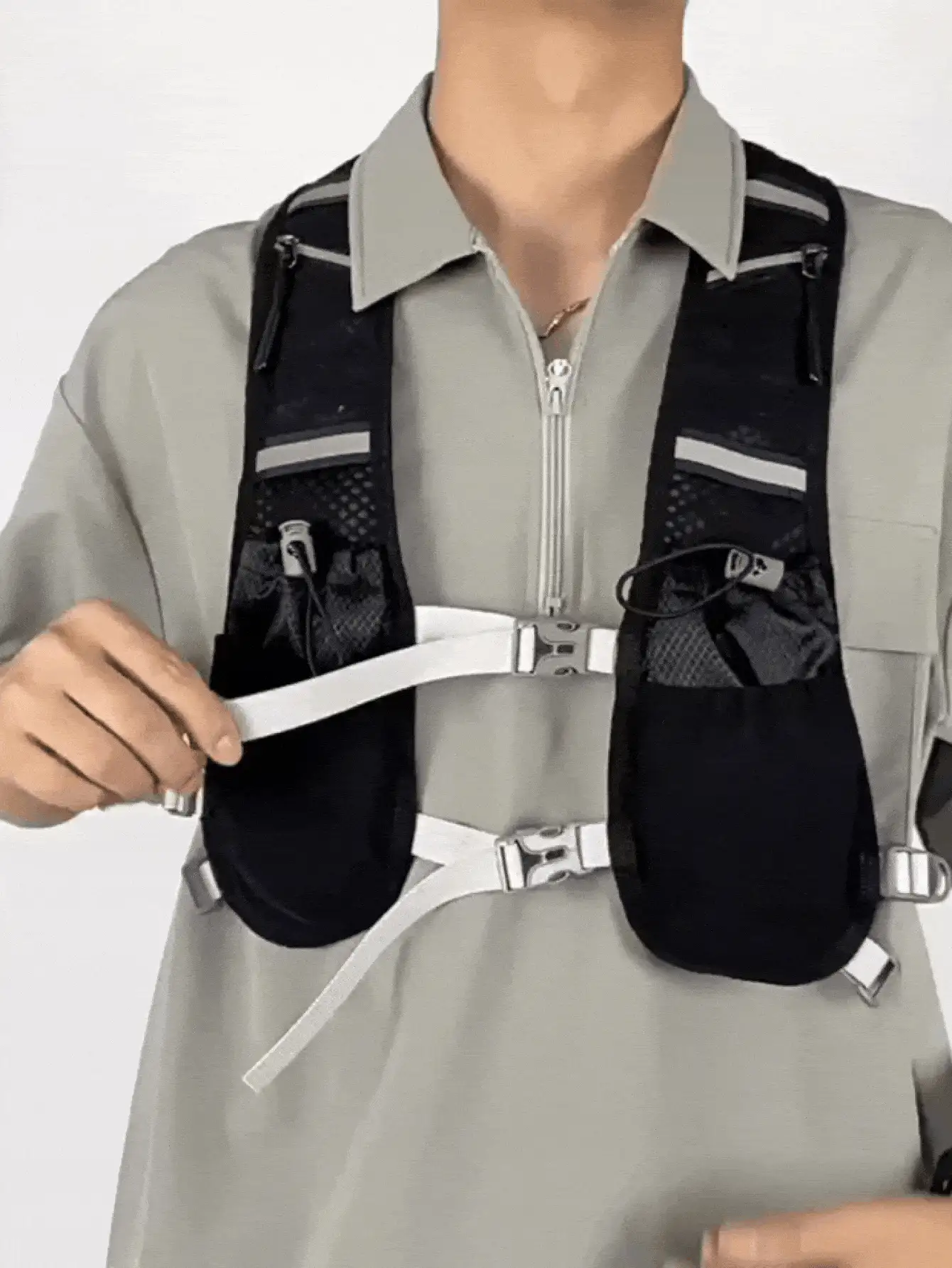 Colete de Corrida Ultraligeiro de Alta Capacidade com Faixas Refletivas e Design de Múltiplos Bolsos, Cinta Ajustável na Cintura, Mochila Hidratante de Tecido de Malha Respirável Adequada para Corredores Masculinos e Femininos, Maratona, Trail Running, Ciclismo, Caminhada e Esportes ao Ar Livre - Preto - Visão 6