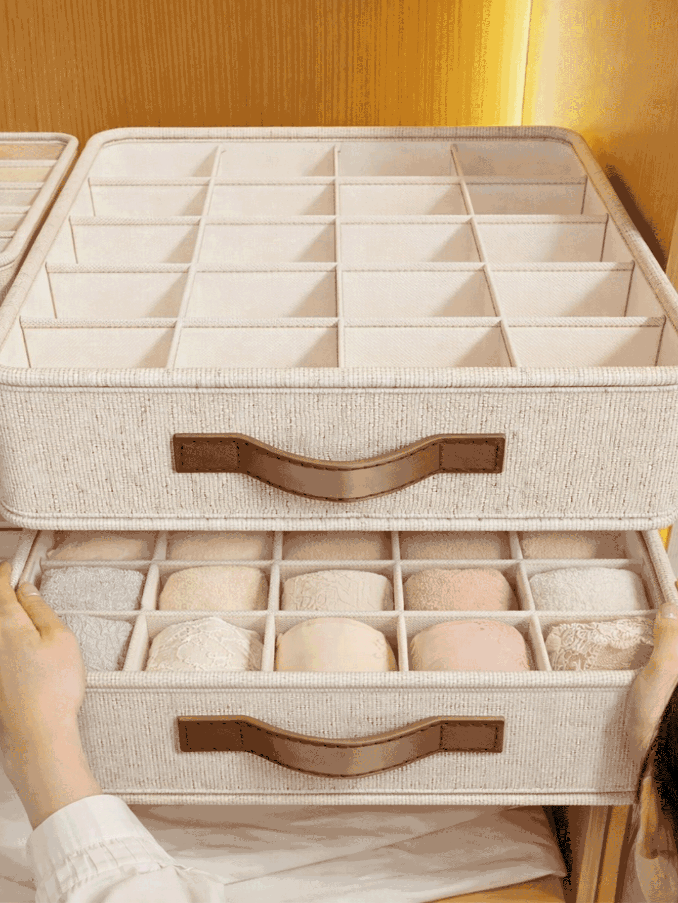 A Stylish, Multi-Functional Underwear Organizer Featuring 20 Compartments And A Leather Handle For Quick And Easy Access. Equipped With Multiple Independent Dividers, It Offers Comprehensive Dust Protection And Is Fully Washable. Constructed With A - A - 查看 3