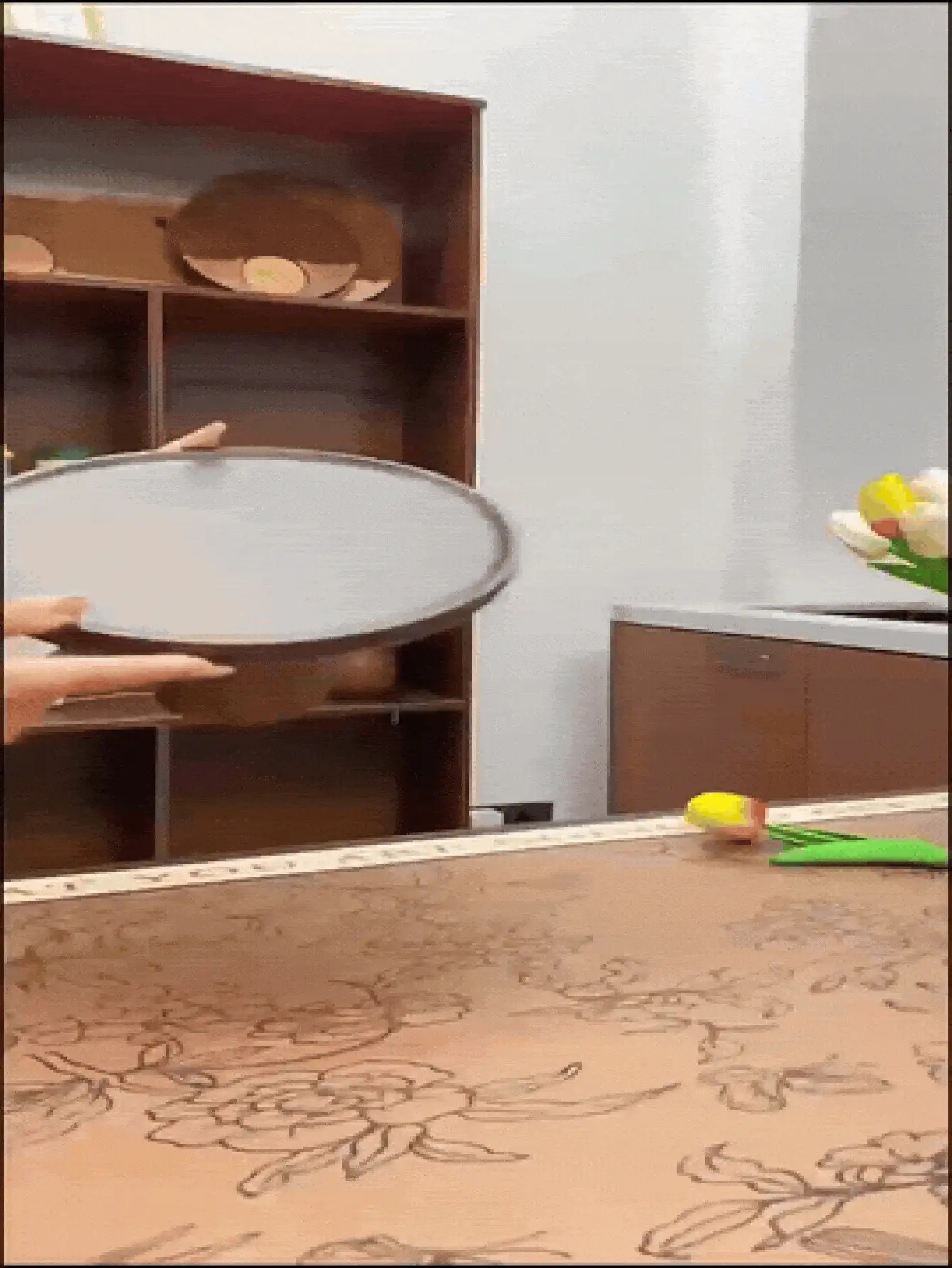 Khay để bàn thẩm mỹ với đế cao và mép nâng giúp bảo vệ đồ dùng của bạn. Khay phục vụ trơn tru dành cho cả nam và nữ. Khay tròn tiện dụng, lý tưởng cho bàn trang điểm phòng tắm. Khay trang trí, khay đựng trang sức, khay trang trí phòng, phụ kiện bàn làm việc, trang trí phòng tắm. - Nhiều màu - Xem 3