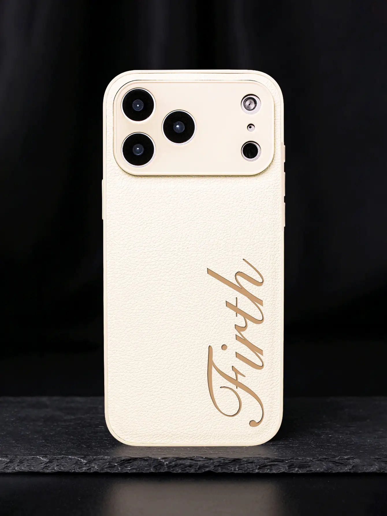 Ốp điện thoại giả da vân vải thiều khắc tên cá nhân hóa, tương thích với iPhone 17 16 15 14 13 12 11 Pro Max Plus Air. Ốp bảo vệ chống sốc, chống rơi, viền TPU mềm mại, kiểu dáng tối giản, chất liệu giả da cao cấp. Món quà lý tưởng cho gia đình và bạn bè. - trắng - Xem 2