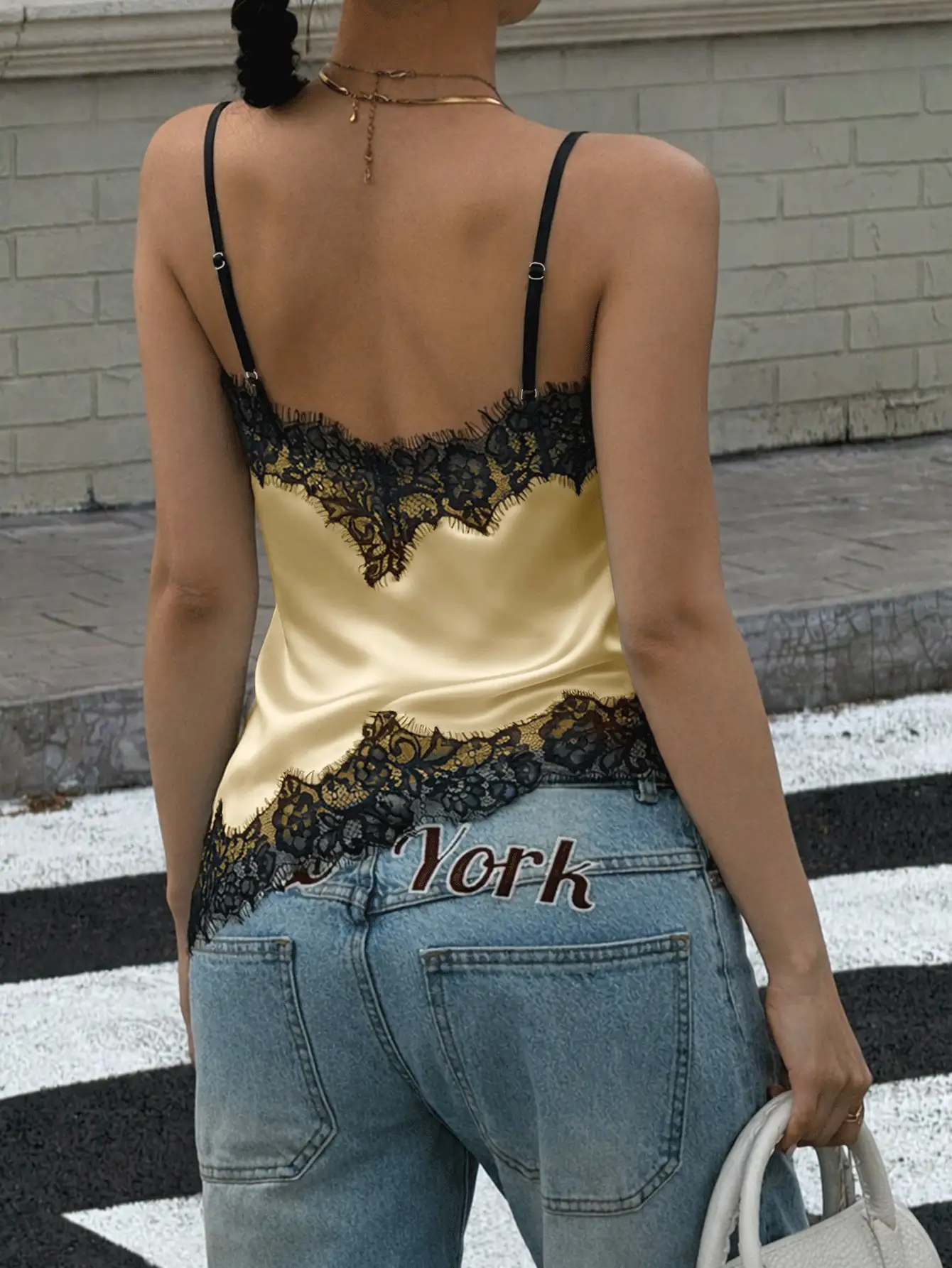 Top de camisola de encaje de lujo| Encaje de contraste + tela suave, sexy y favorecedora para el verano - Amarillo - Ver 2