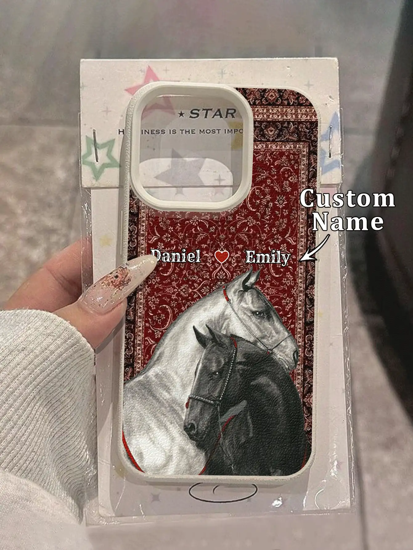 1件 DIY 雙姓名客製化紅色背景波斯地毯圖案雙馬情侶設計 TPU 仿皮革紋理手機殼，兼容 Apple Duo/18ProMax/17ProMax/16Pro/15/14Plus/13Pro/12ProMax/11/XsMax 及 Galaxy A05s/A13/A14/A15/A23/A24/A25/A32/A33/A34/A35/A52/A53/A54/A55/S20/S21 FE/S22 Ultra/S23/S24 Ultra 及 Note 13 Pro/Note 12/11/Note 10 Pro/Note 9/8/13C/12/12C/10A，防摔、防指紋、耐用、美觀、優雅、極具吸引力，送給朋友的最佳禮物 - 彩色 - 查看 2