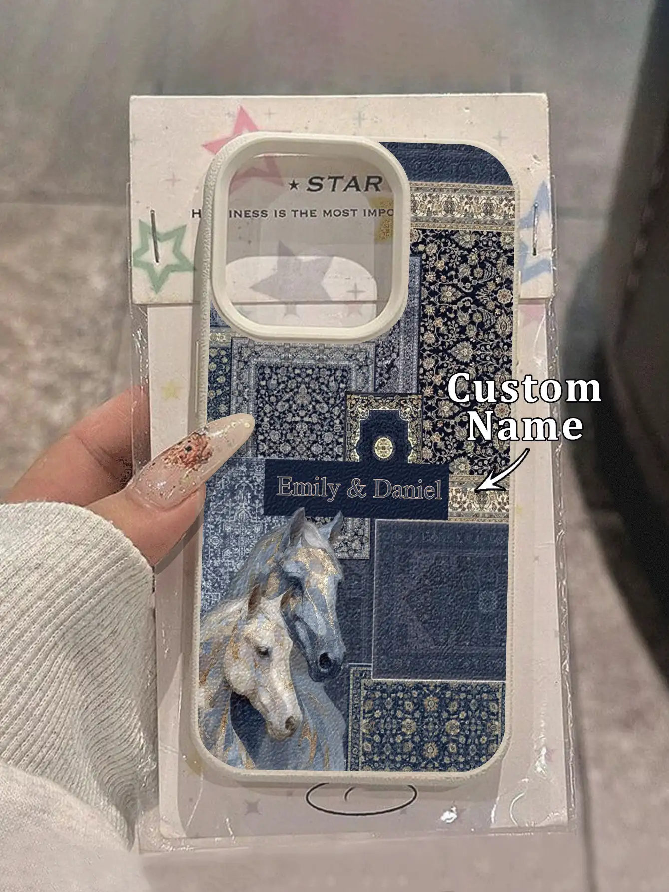 1件 DIY 雙姓名客製化 藍色背景 波斯拼貼圖案 金色雙馬設計 TPU 仿皮革紋理材質 相容 Apple Duo/18ProMax/17ProMax/16Pro/15/14Plus/13Pro/12ProMax/11/XsMax 與 Galaxy A05s/A13/A14/A15/A23/A24/A25/A32/A33/A34/A35/A52/A53/A54/A55/S20/S21 FE/S22 Ultra/S23/S24 Ultra 與 Note 13 Pro/Note 12/11/Note 10 Pro/Note 9/8/13C/12/12C/10A 防摔防指紋 耐用 美麗優雅 極具吸引力 送給朋友的最佳禮物 - 彩色 - 查看 2